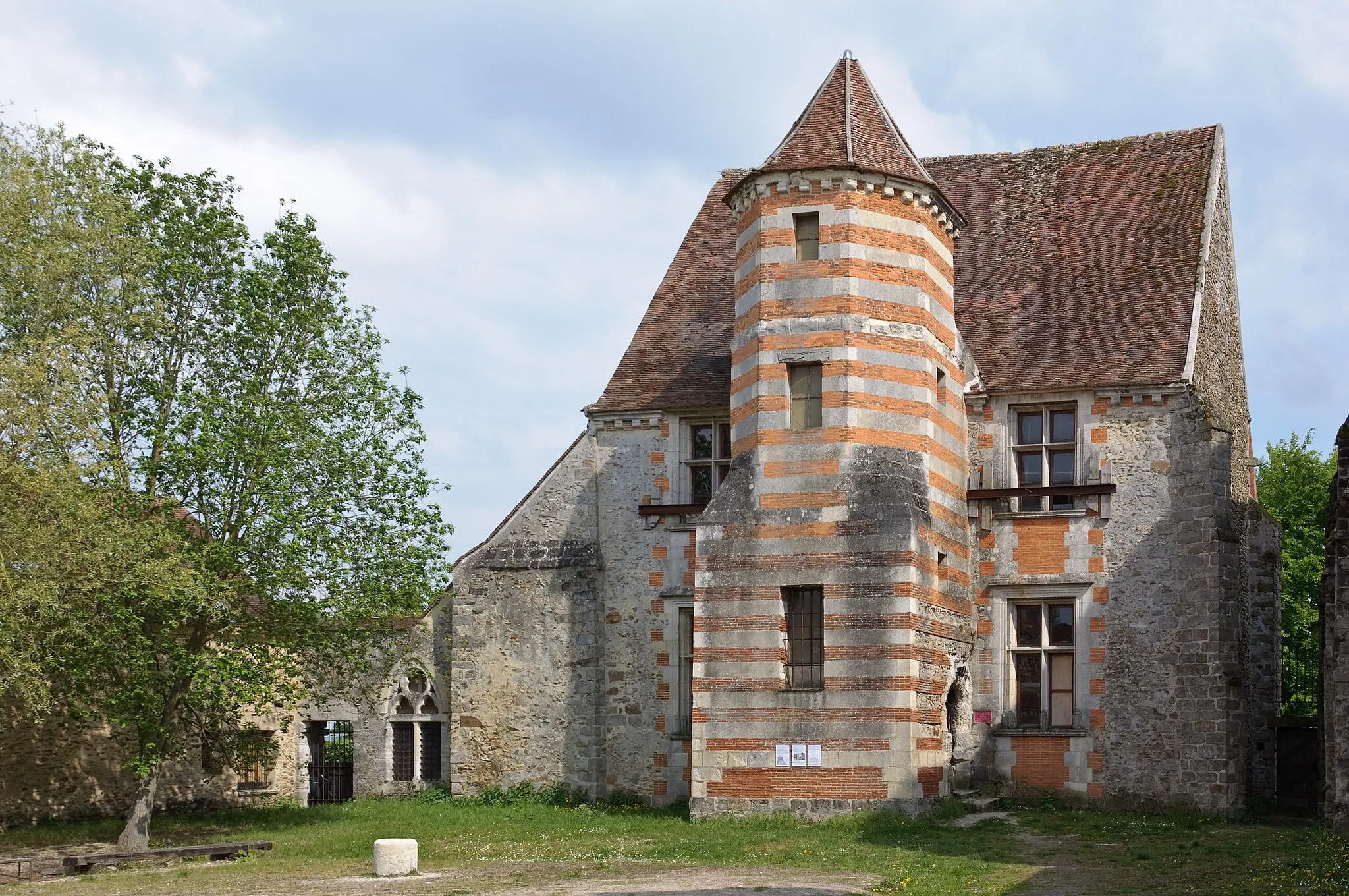 Photo showing: Former Knights Templar commandery in Coulommiers (Seine-et-Marne, France): the house of the commander (12th - 16th-century).