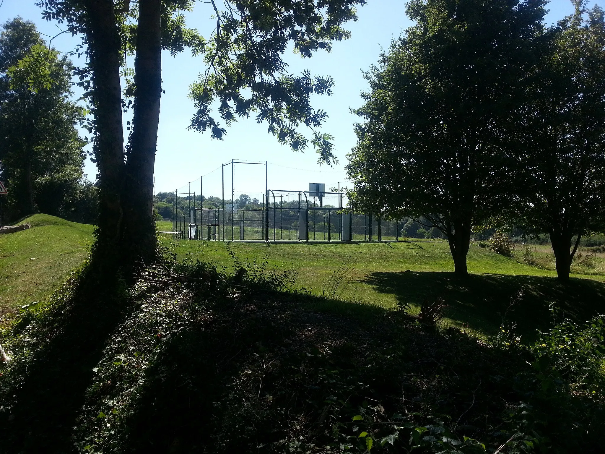 Photo showing: Terrain multisports, Coupvray (Seine-et-Marne).