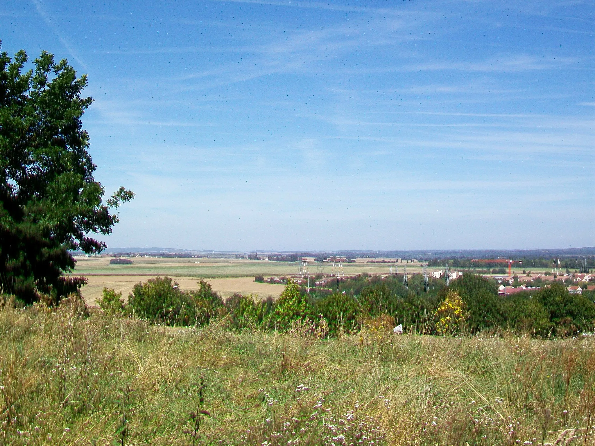 Photo showing: Vue sur la ville nouvelle (à droite), paraissant comme une extension des Hauts de Cergy, depuis le vieux village, situé sur une butte culminant à 164 m au-dessus du niveau de la mer.