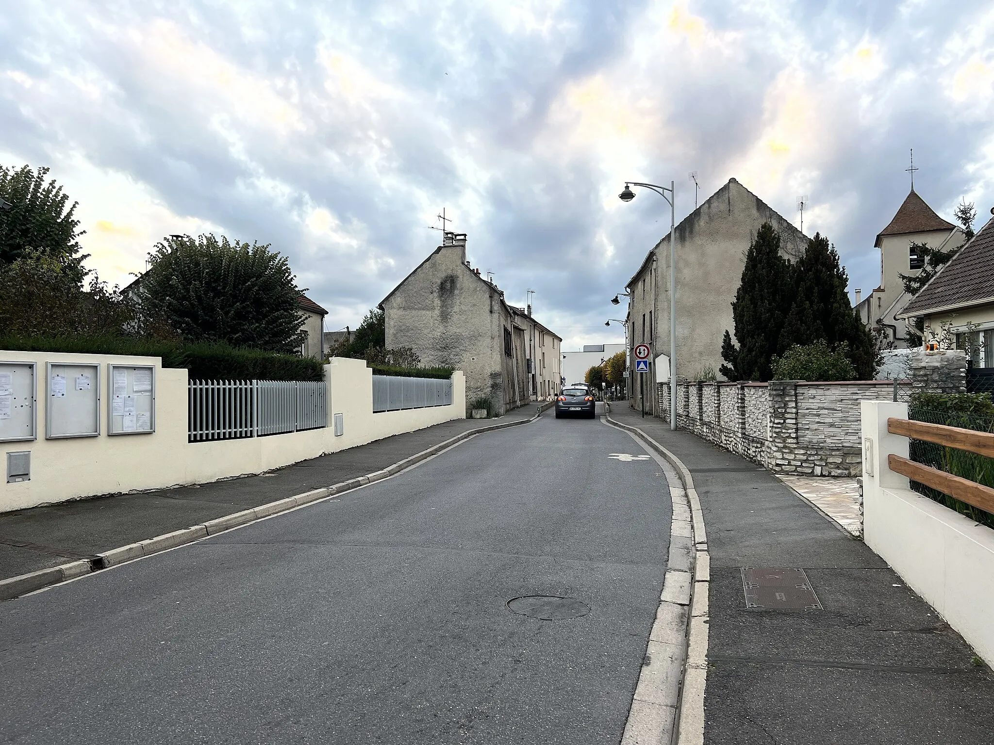 Photo showing: Rue du Général Leclerc, Courtry.