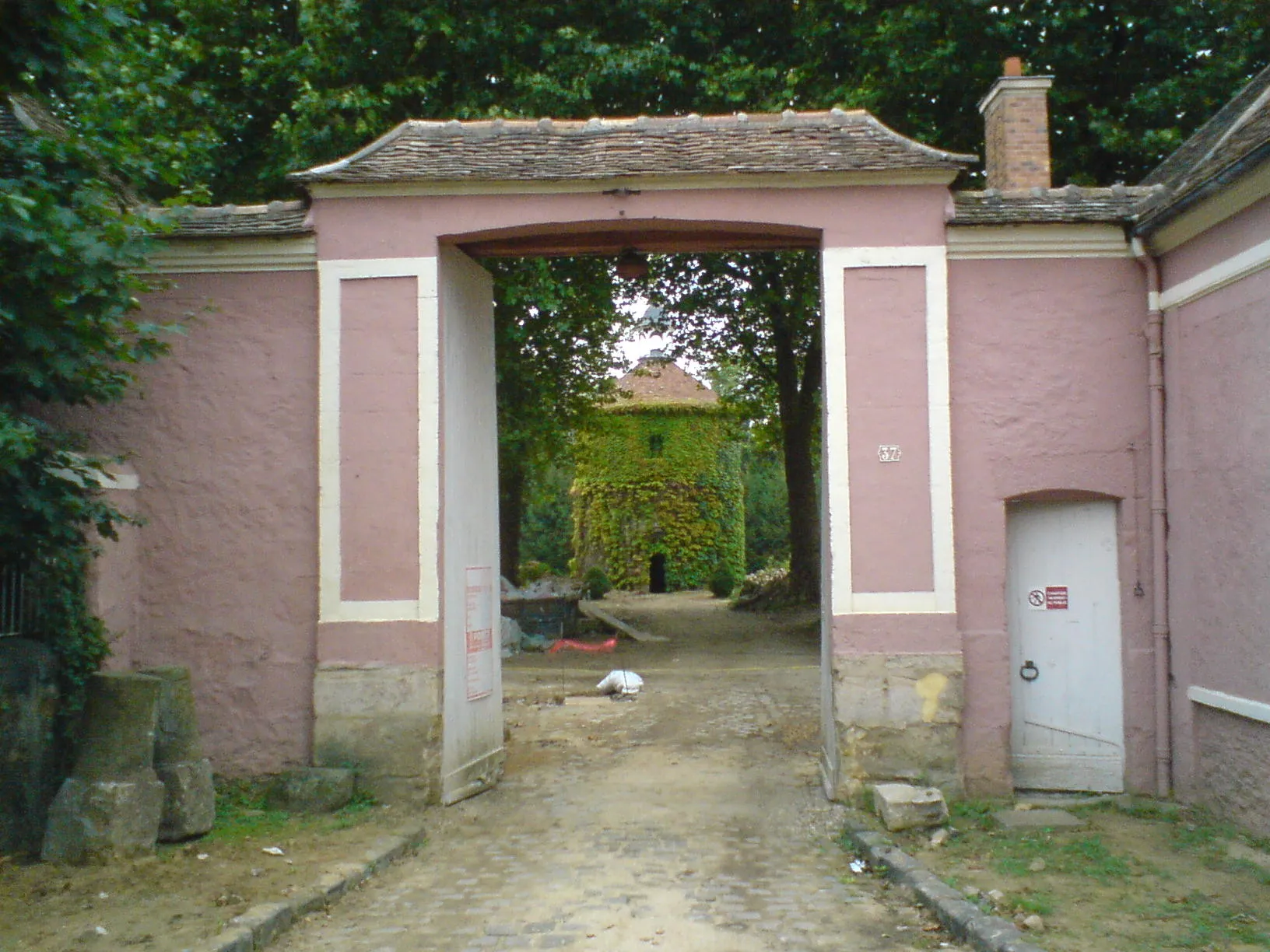 Photo showing: Crosne : ferme de la Seigneurie, porche et pigeonnier