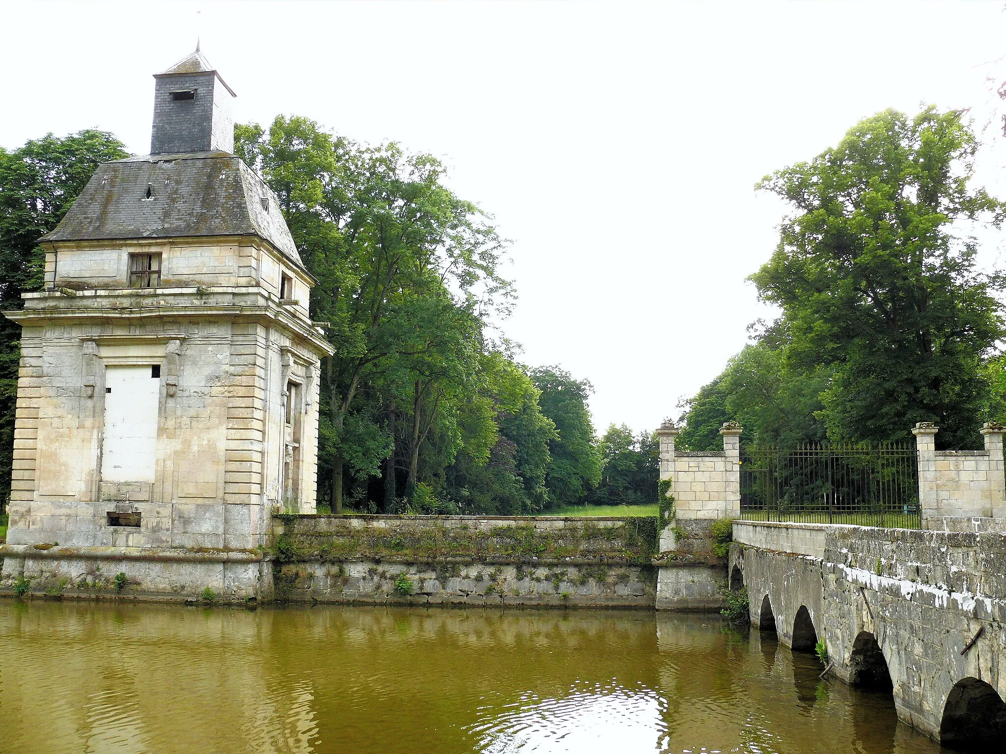Photo showing: Crouy-sur-Ourcq - Château de Gesvres-le-Duc - Entrée - Pont et pavillon
