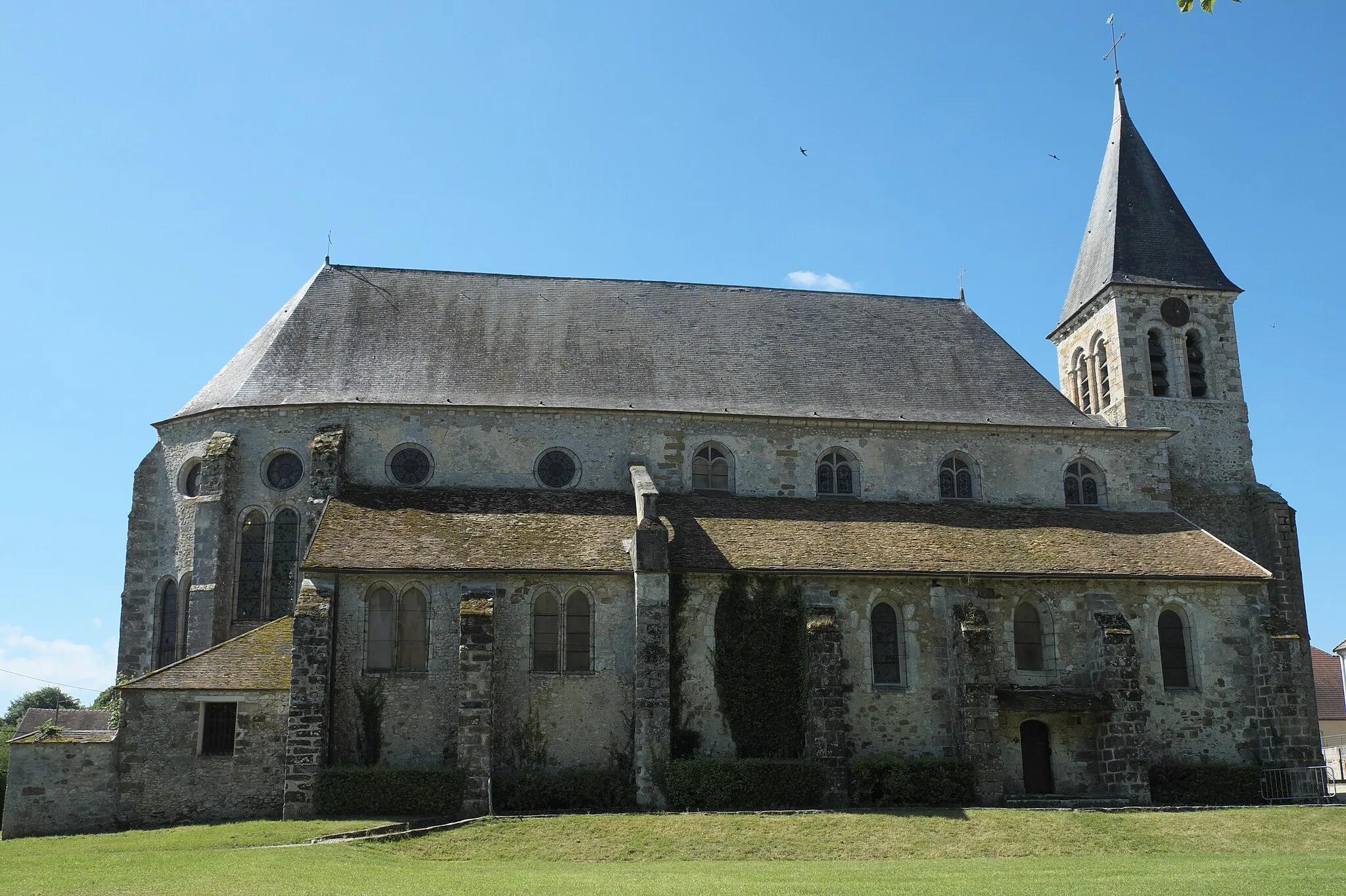 Photo showing: Kirche Saint-Pierre in Donnemarie-Dontilly im Département Seine-et-Marne (Île-de-France/Frankreich)