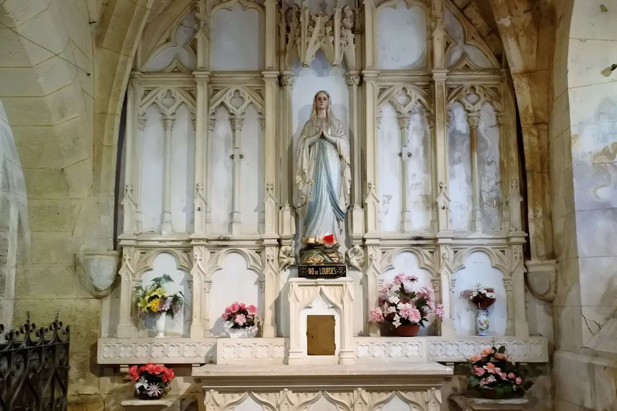 Photo showing: Petite chapelle, Notre Dame de Lourdes, située sur le bras droit du transept.