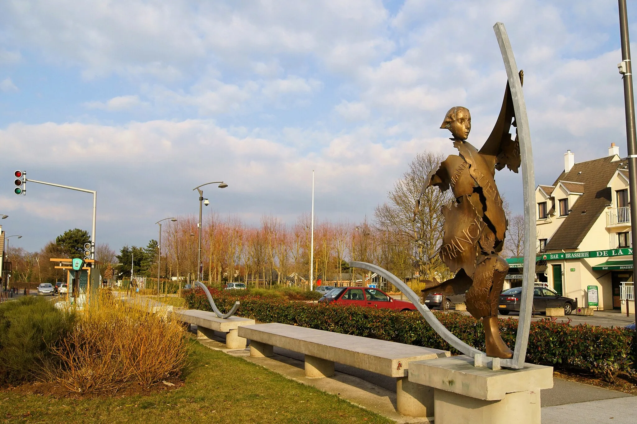 Photo showing: Statue située devant la Mairie de Emerainville en Seine et Marne