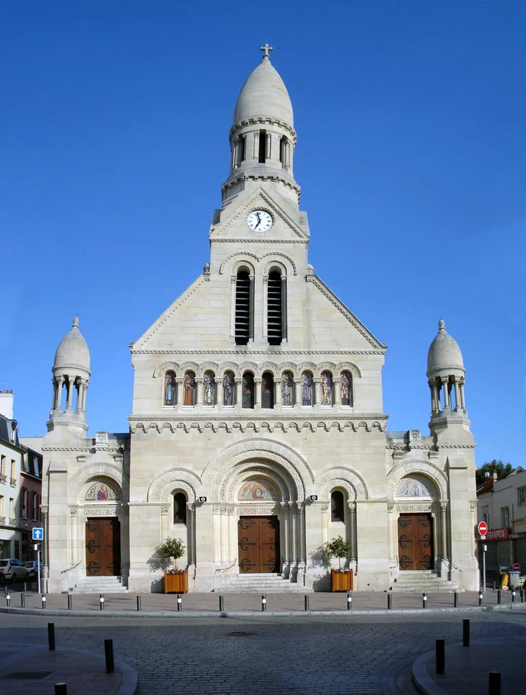 Photo showing: Façade de l'église Saint-Joseph à Enghien-les-Bains (Val-d'Oise), France 
Juillet 2007

Photo personnelle (own work) de Clicsouris