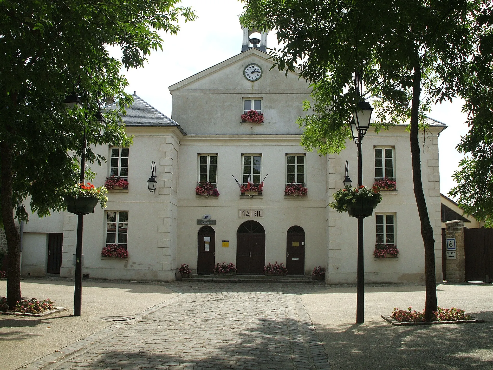 Photo showing: town hall of ennery