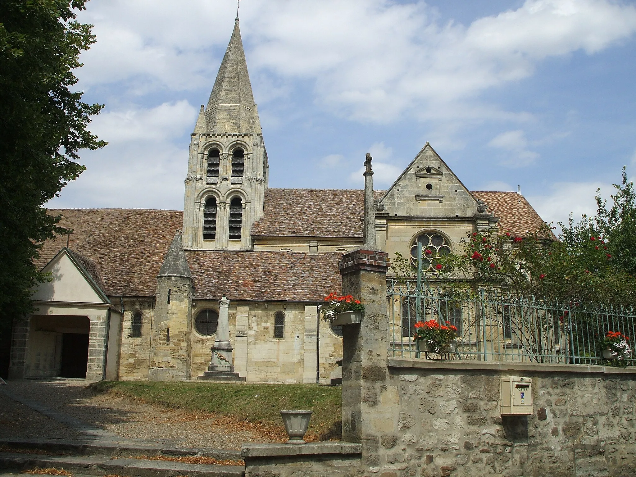Photo showing: churche of ennery val d'oise france