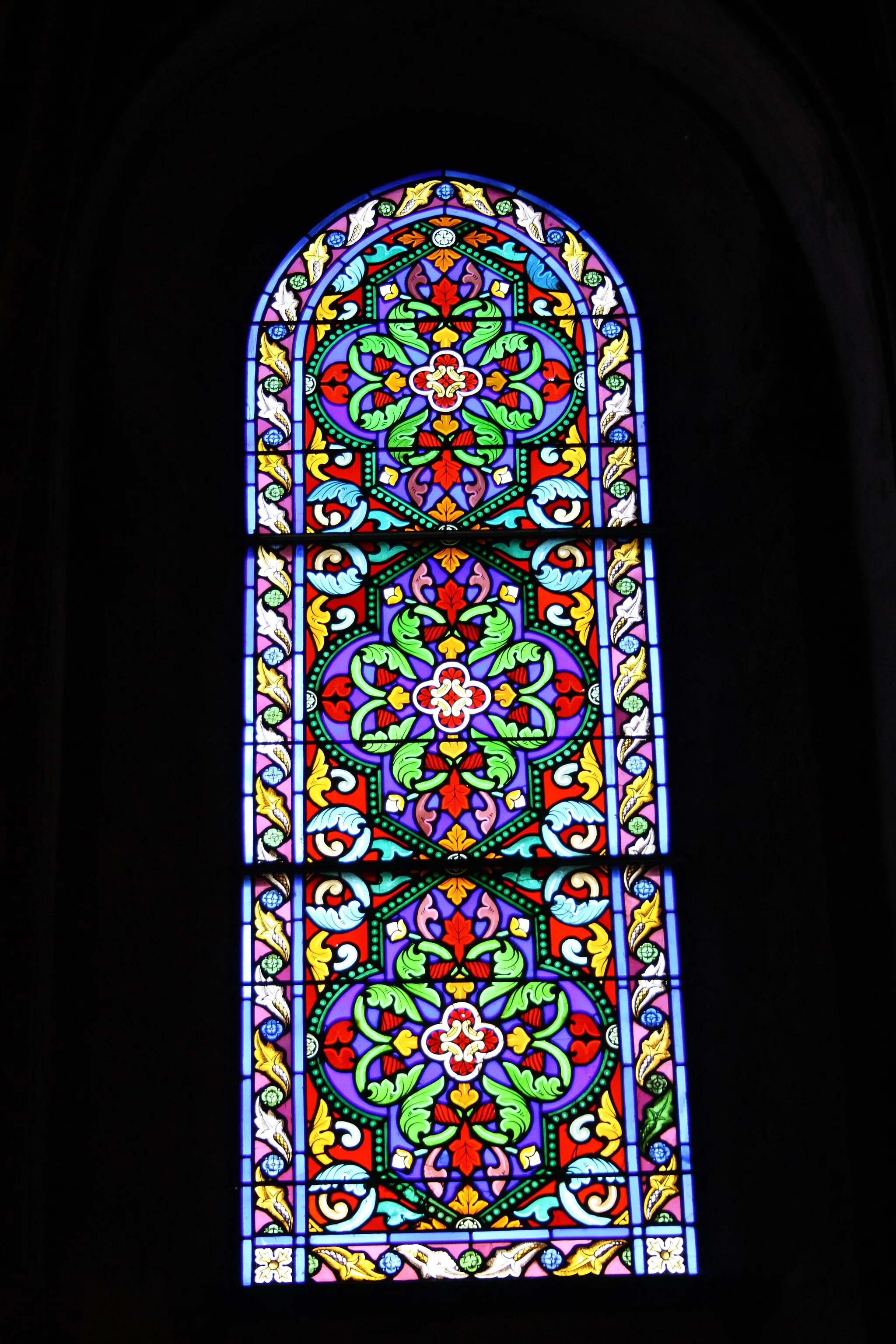 Photo showing: Bleiglasfenster in der Kirche Saint-Étienne in Étréchy im Département Essonne (Île-de-France)