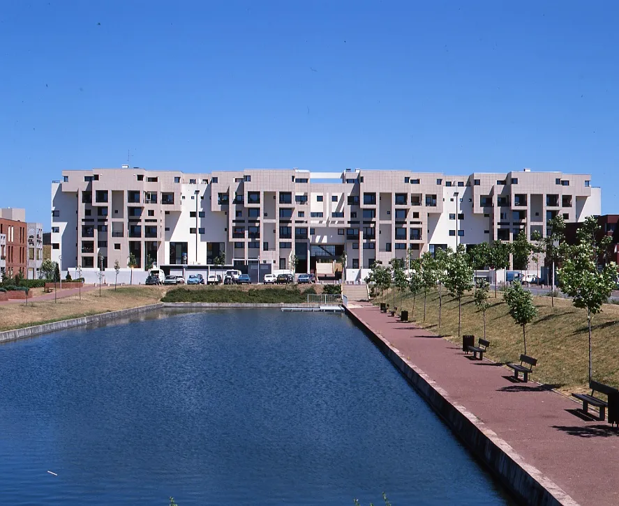 Photo showing: Immeuble de logements à Évry (Essonne, France).