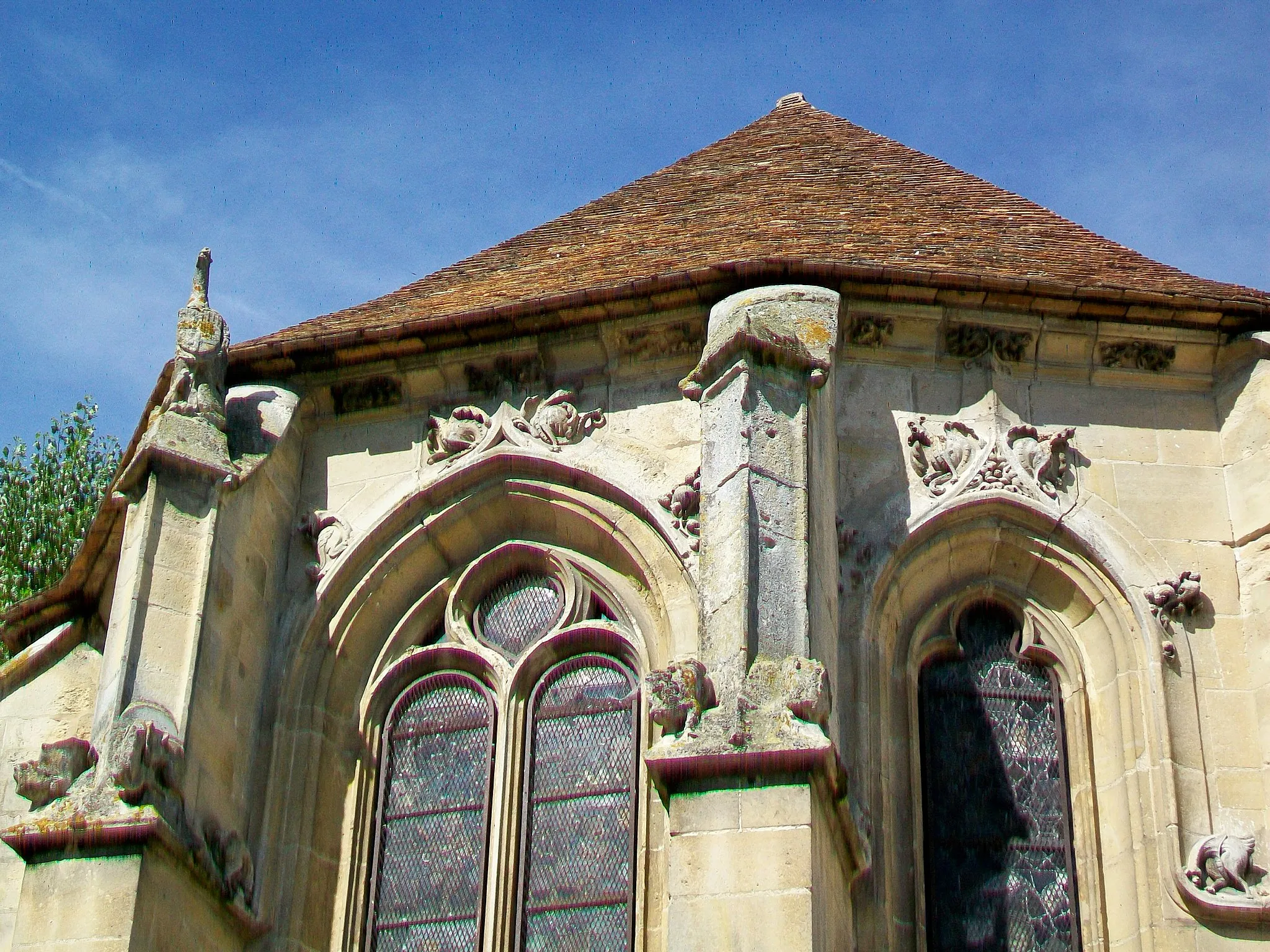 Photo showing: Parties supérieures des deux baies du chœur conservant la totalité de leur décoration Renaissance.