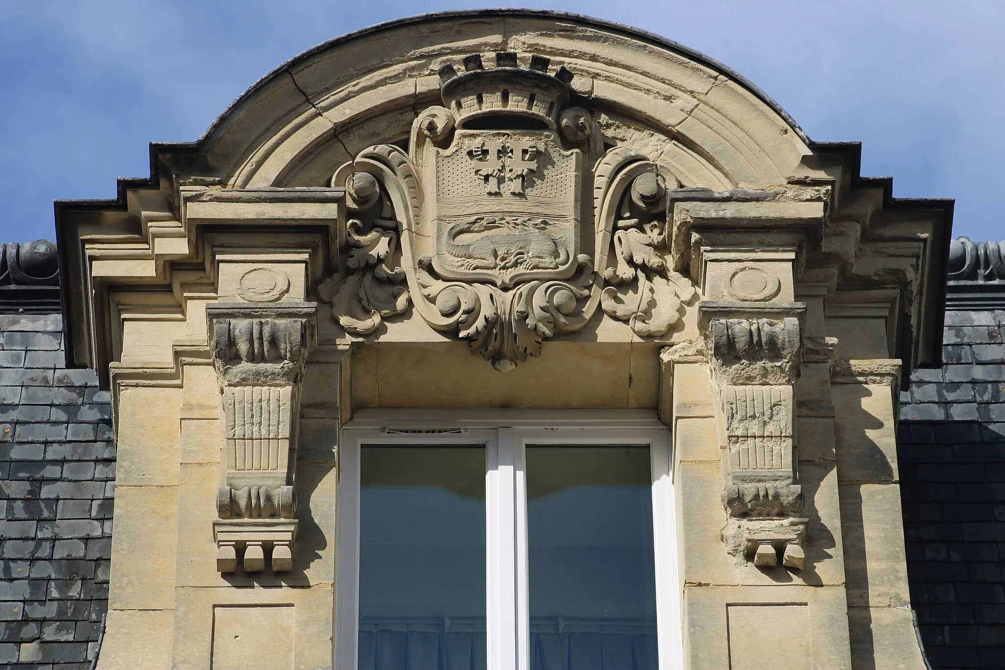 Photo showing: Hôtel de la Caisse d'épargne de Fontainebleau. Blason de la ville au-dessus de la fenêtre centrale du deuxième étage.