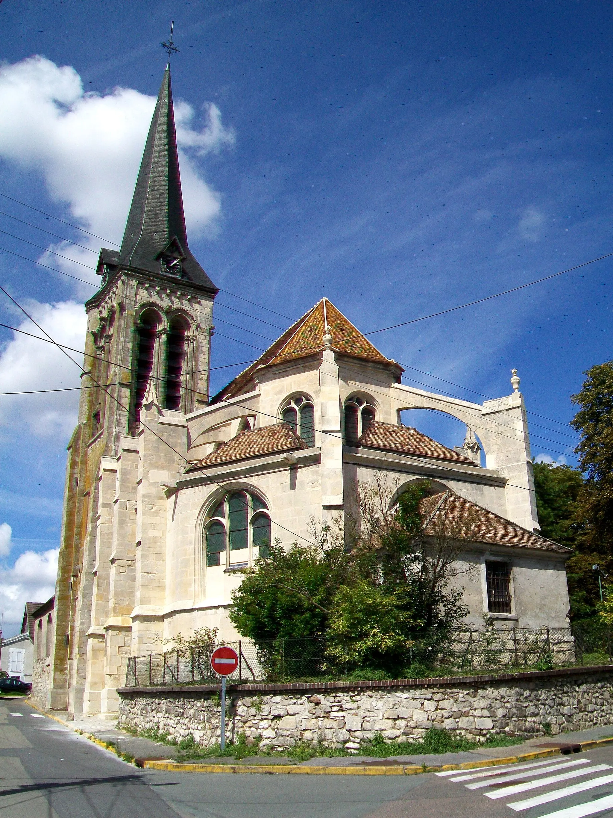 Photo showing: L'église Saint-Aquilin depuis l'est.