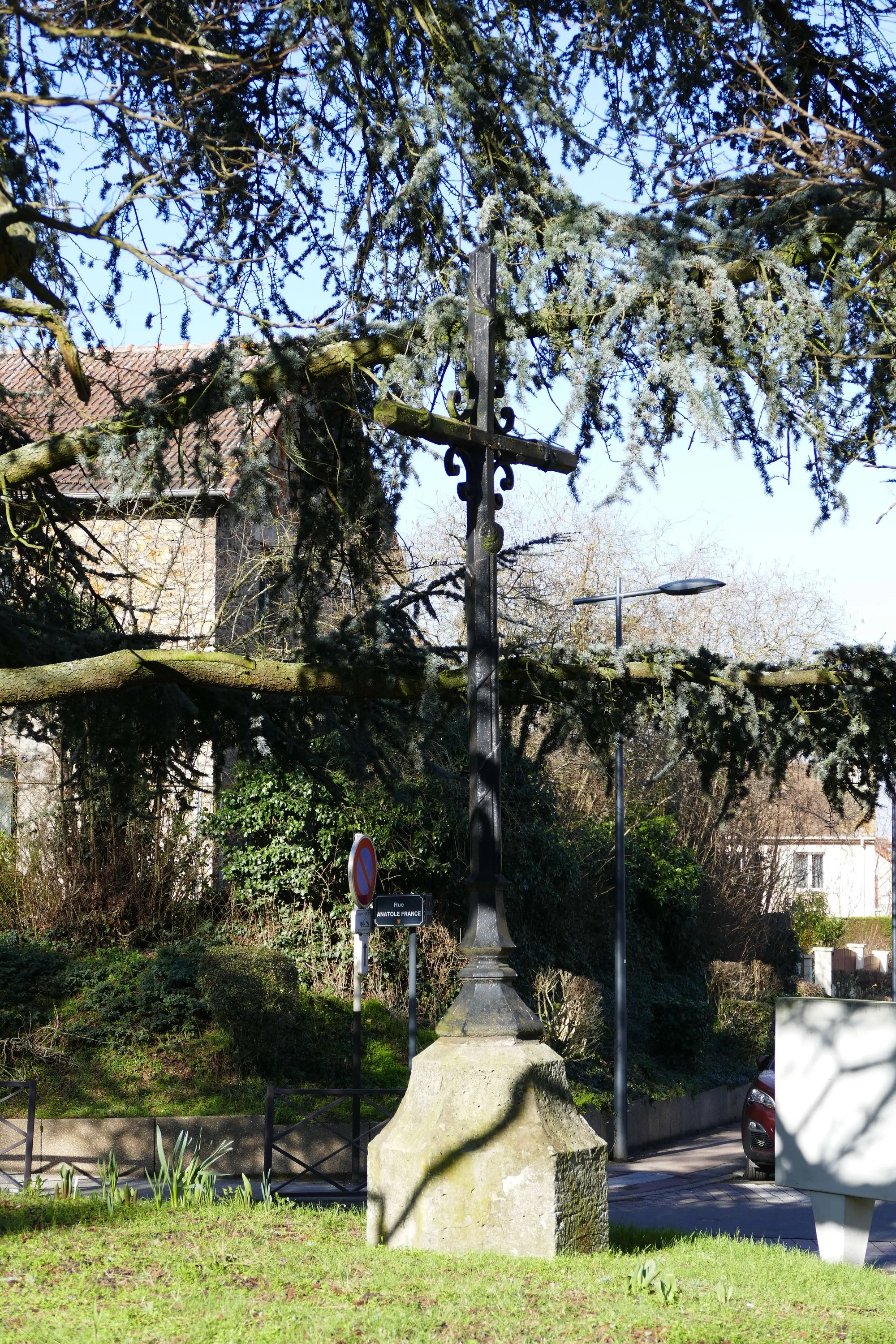 Photo showing: Cross of Parc Saint-Cyr in Fontenay-le-Fleury (Yvelines, Île-de-France, France).