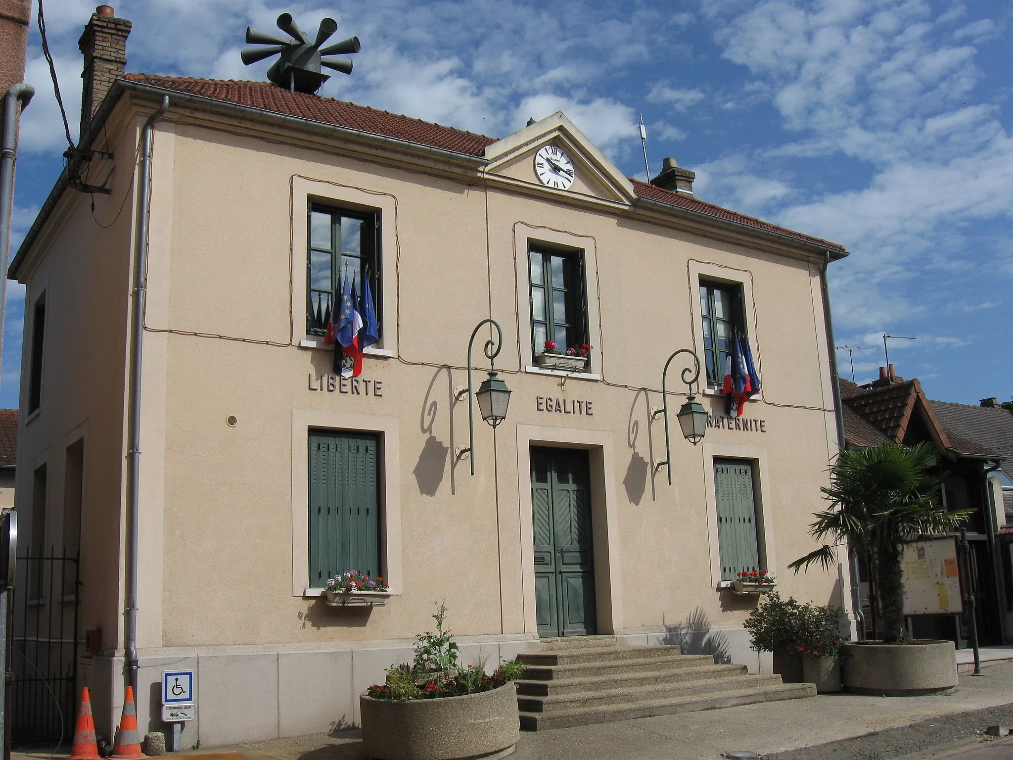 Photo showing: Mairie de Freneuse. (département des Yvelines, région Île-de-France).