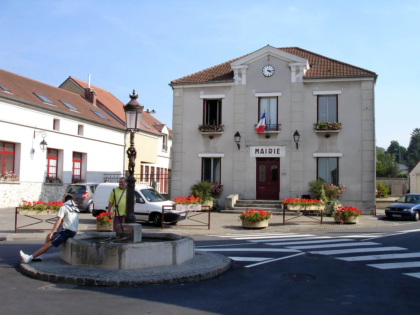 Photo showing: La Mairie et la fontaine à Frépillon (Val-d'Oise), France. Place de la Mairie