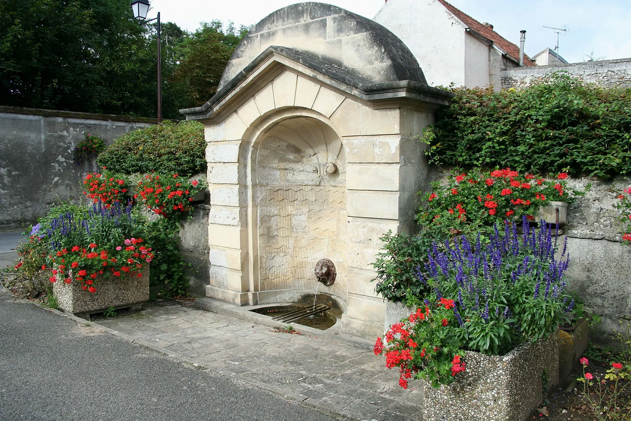 Photo showing: Fontaine, rue Fanny-Halworth, à Gargenville, Yvelines  (France) -