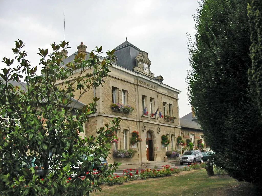 Photo showing: Mairie de Gargenville (Yvelines)
Photo JH Mora, août 2005