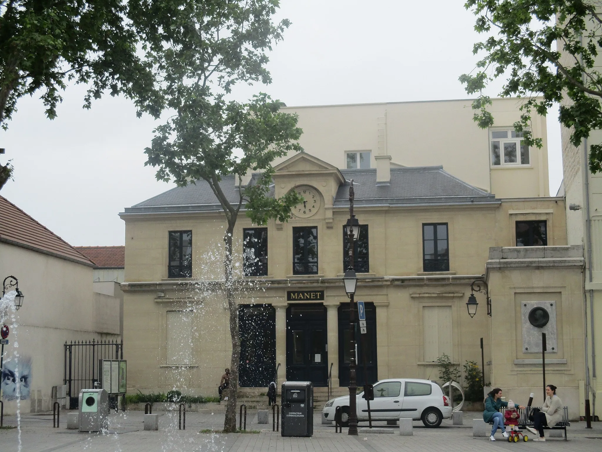 Photo showing: Place Jean-Grandel à Gennevilliers: école des beaux-arts Manet.