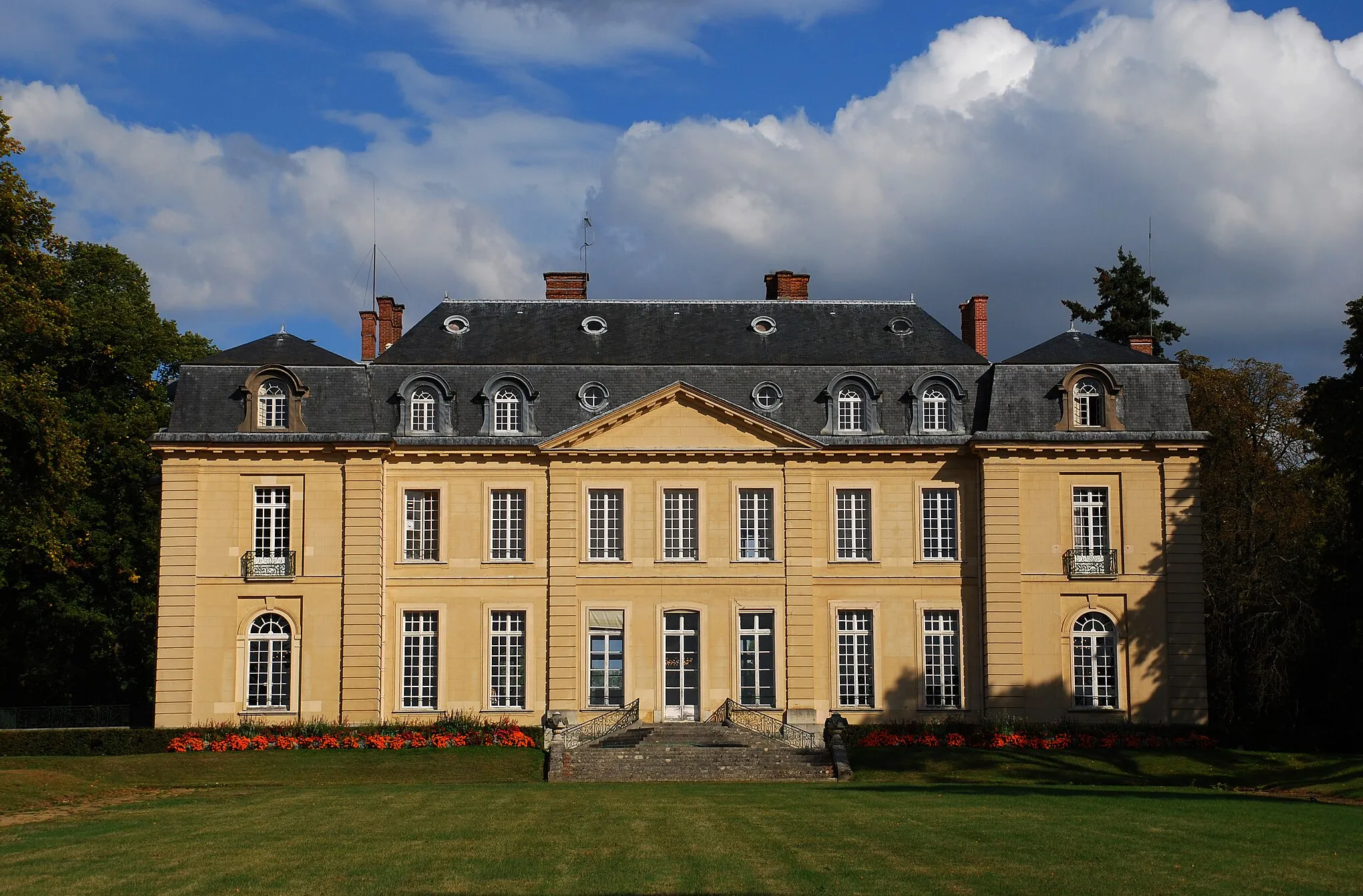 Photo showing: Château du CNRS, Gif-sur-Yvette, France. This castle is the property of CNRS (Centre national de la recherche scientific), a French state-run research organization.