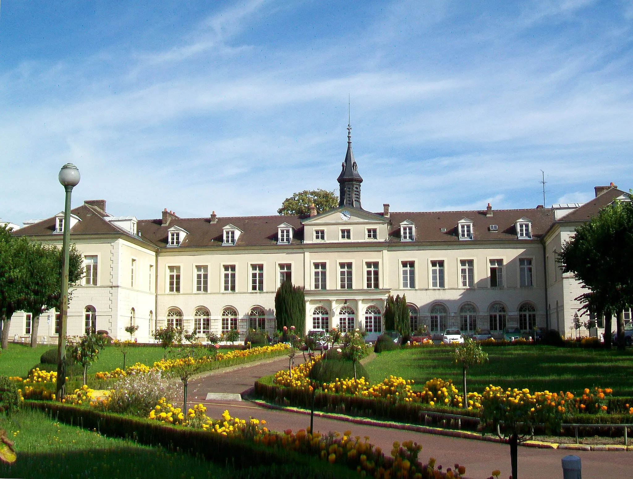 Photo showing: L'Hôtel-dieu, bâtiment ancien du centre hospitalier général de Gonesse, construit en 1839 en remplacement de l'Hôtel-dieu médiéval se situant en face, rue Pierre-de-Theillay.