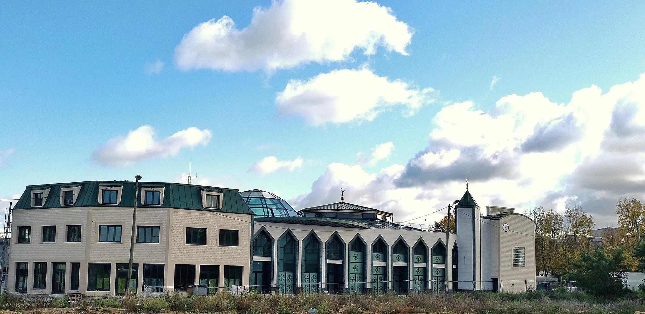 Photo showing: Panoramic photo of the Great Mosque of Grigny (91350, France) on november 5, 2017