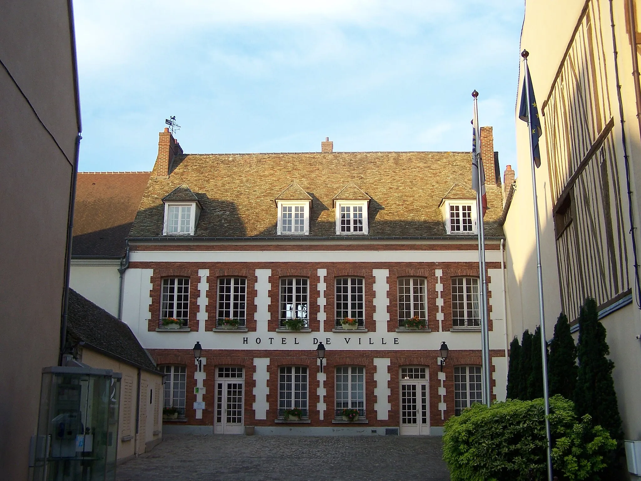Photo showing: Town hall of Houdan (Yvelines, France)