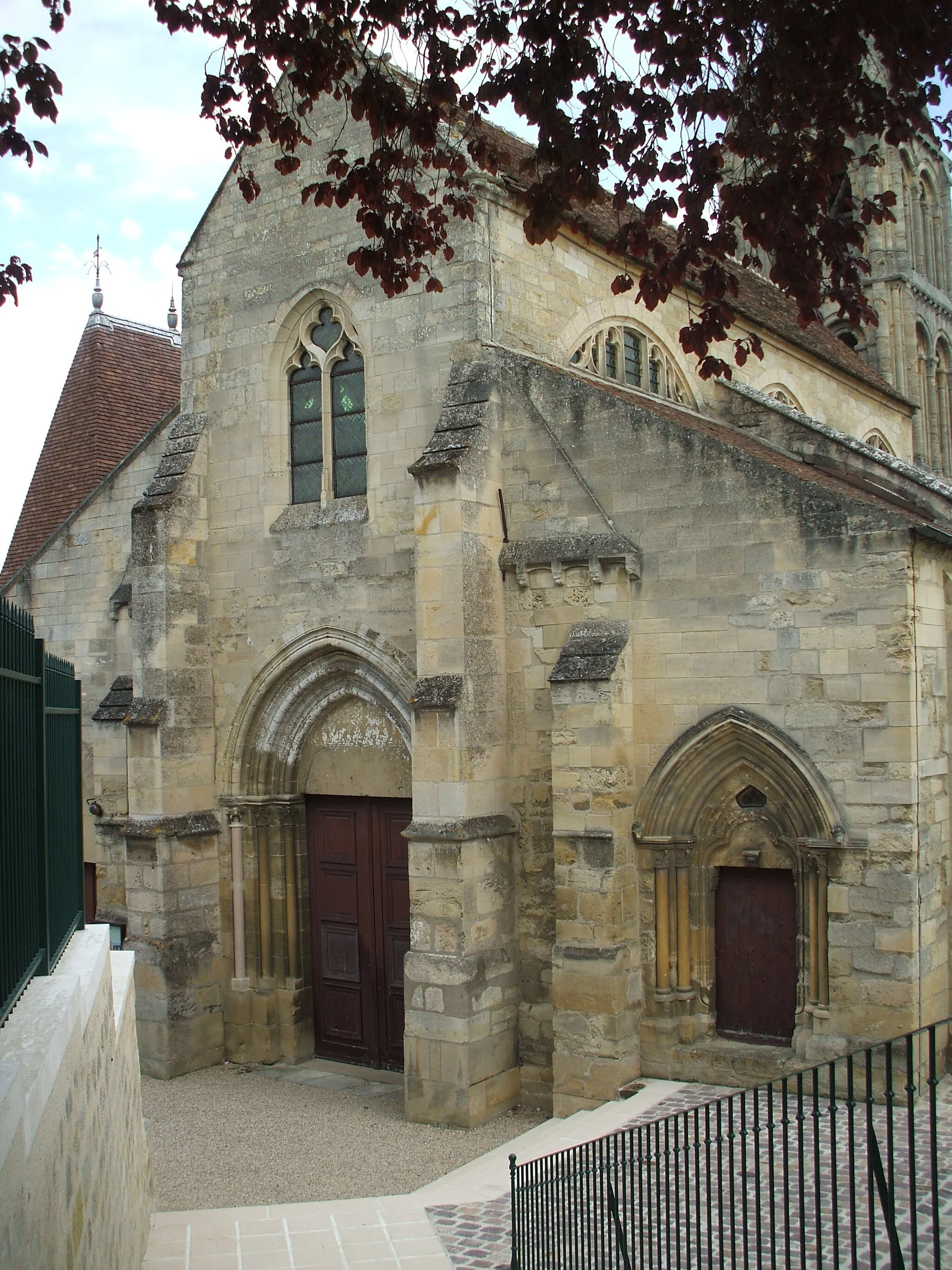 Photo showing: Church of jouy le moutier