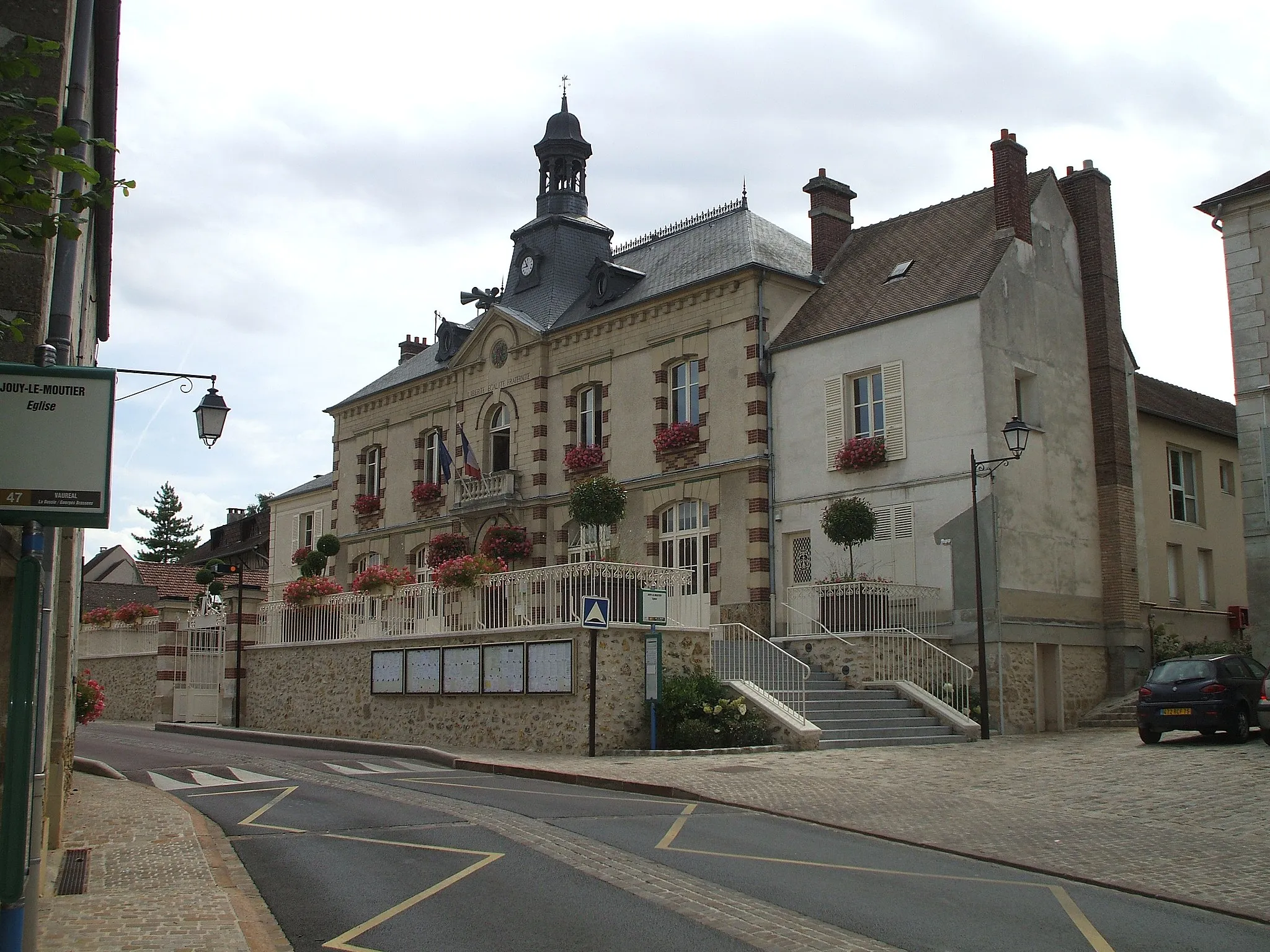 Photo showing: town hall of jouy le moutier val d'oise france