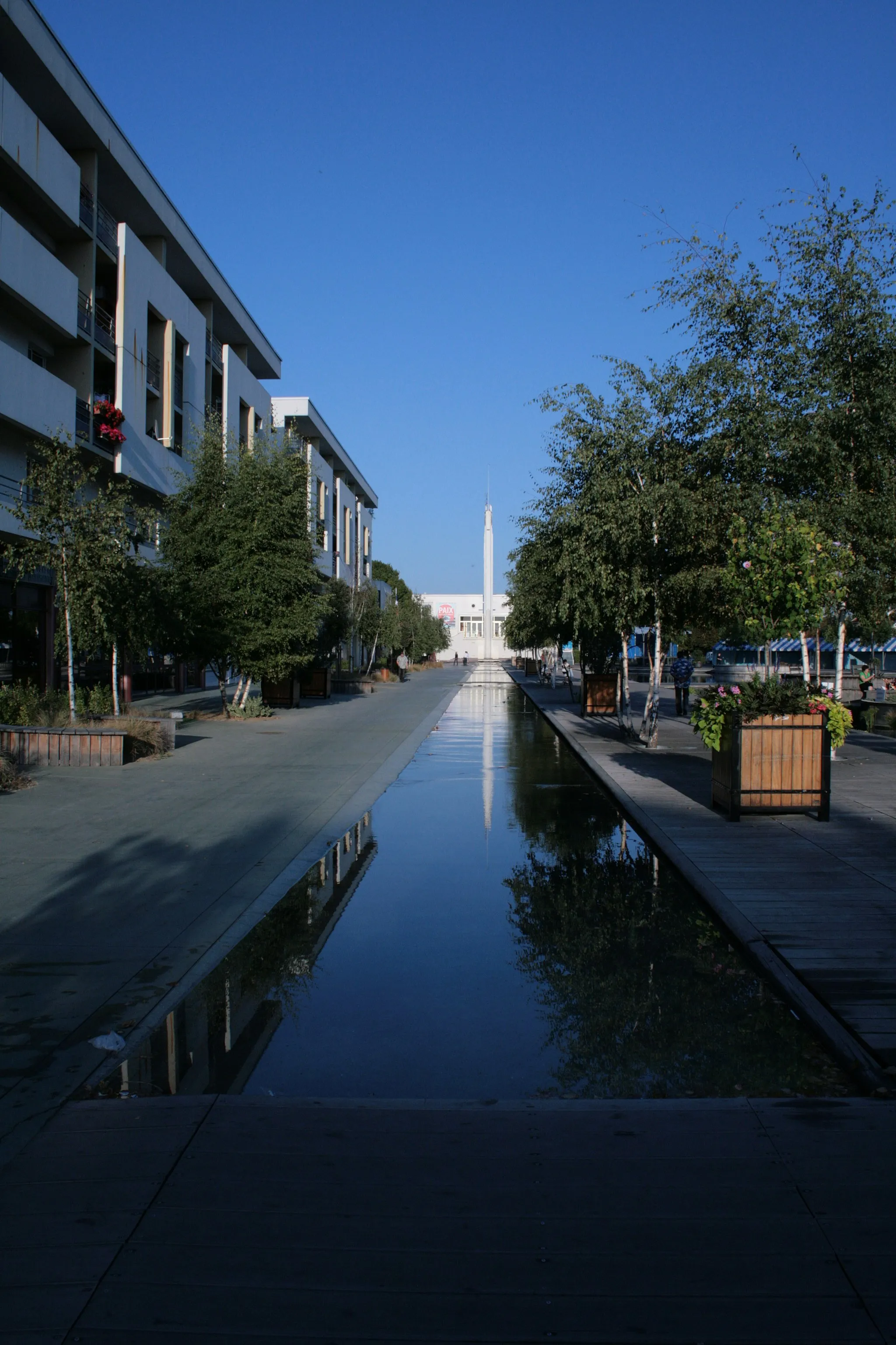 Photo showing: La Place de l'eau et la flèche de l'Hôtel de ville