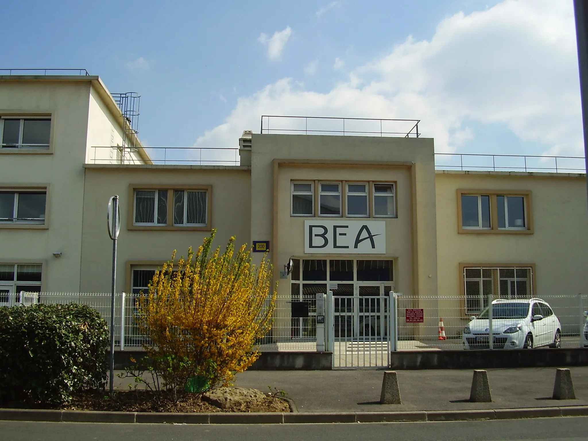 Photo showing: Building 153, the head office of the Bureau d'Enquêtes et d'Analyses pour la Sécurité de l'Aviation Civile - 200 rue de Paris Zone sud Aéroport du Bourget 93352 Le Bourget cedex