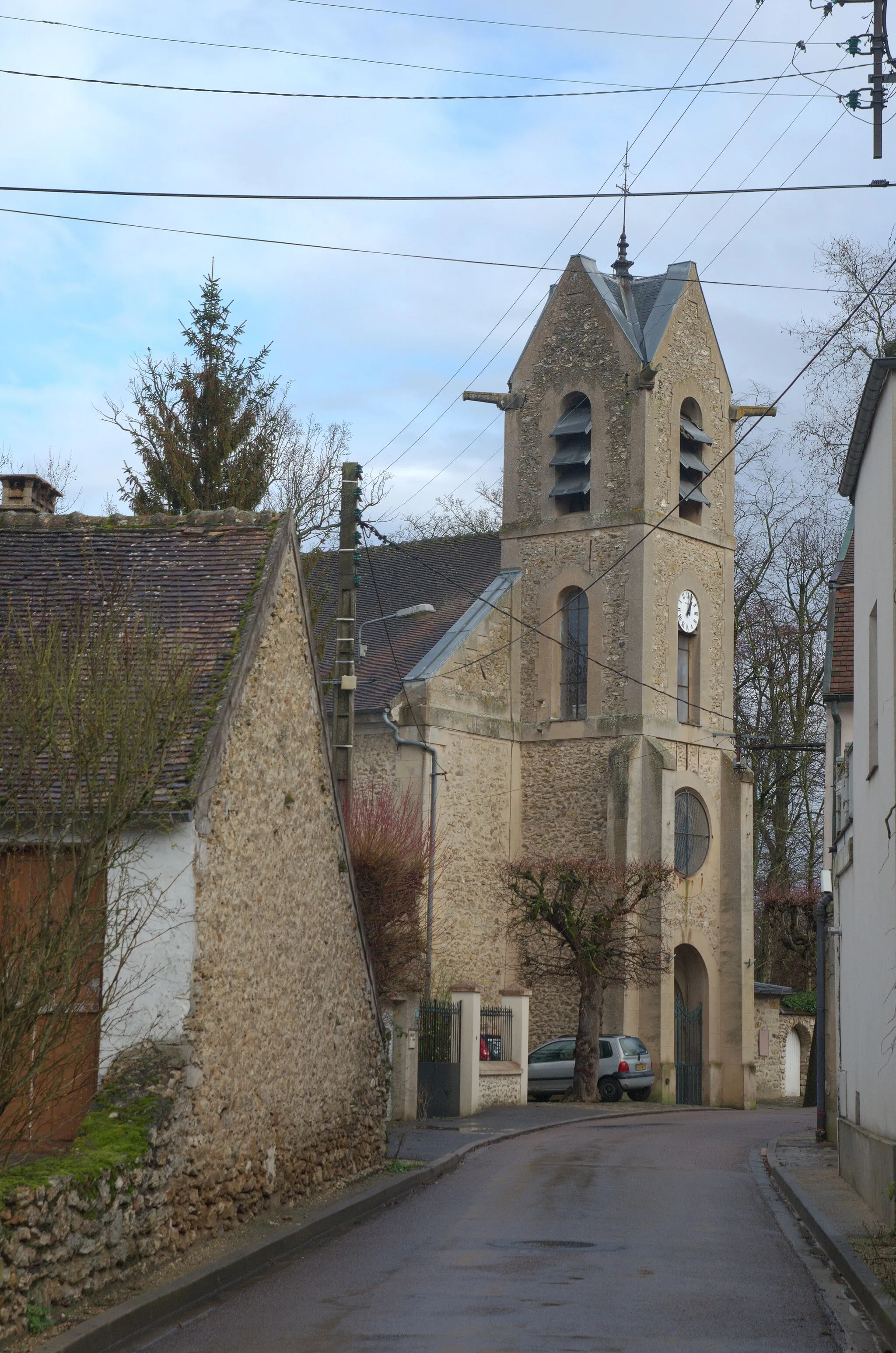 Photo showing: Église Notre-Dame-de-la-Nativité, rue de l’Église, depuis le carrefour avec la rue Jean Méchet. Le Mée-sur-Seine, Seine-et-Marne, France.