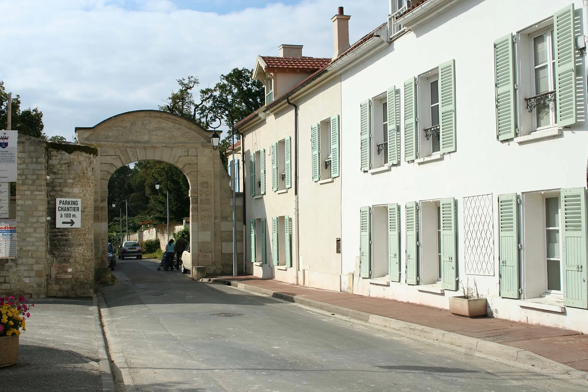 Photo showing: La porte de la forêt au Mesnil-le-Roi - Yvelines (France)