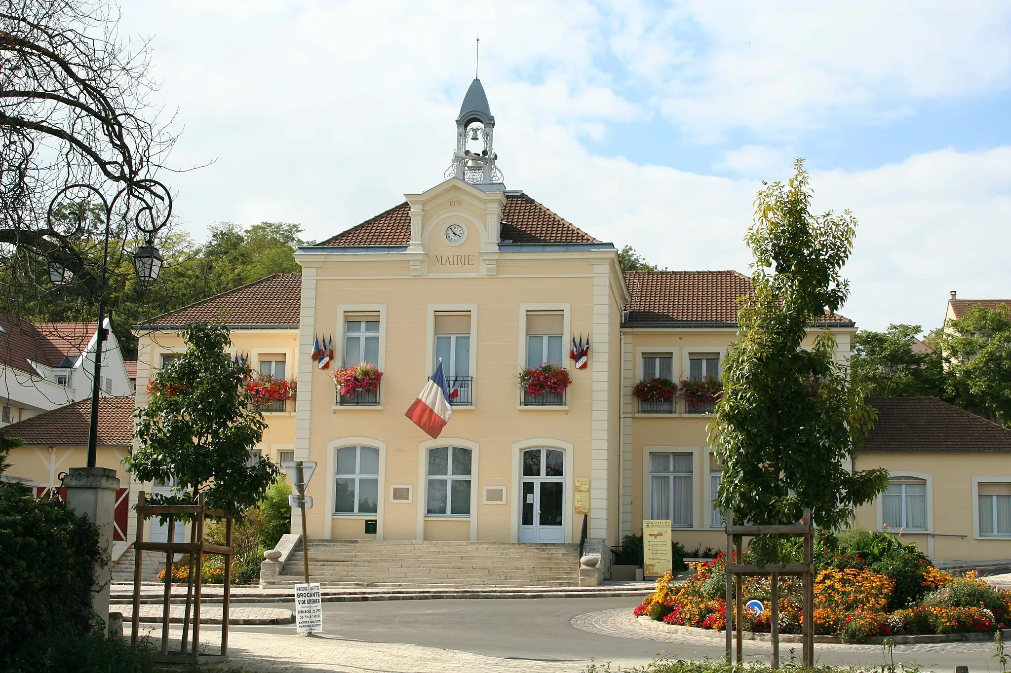 Photo showing: Mairie du Mesnil-le-Roi - Yvelines (France)