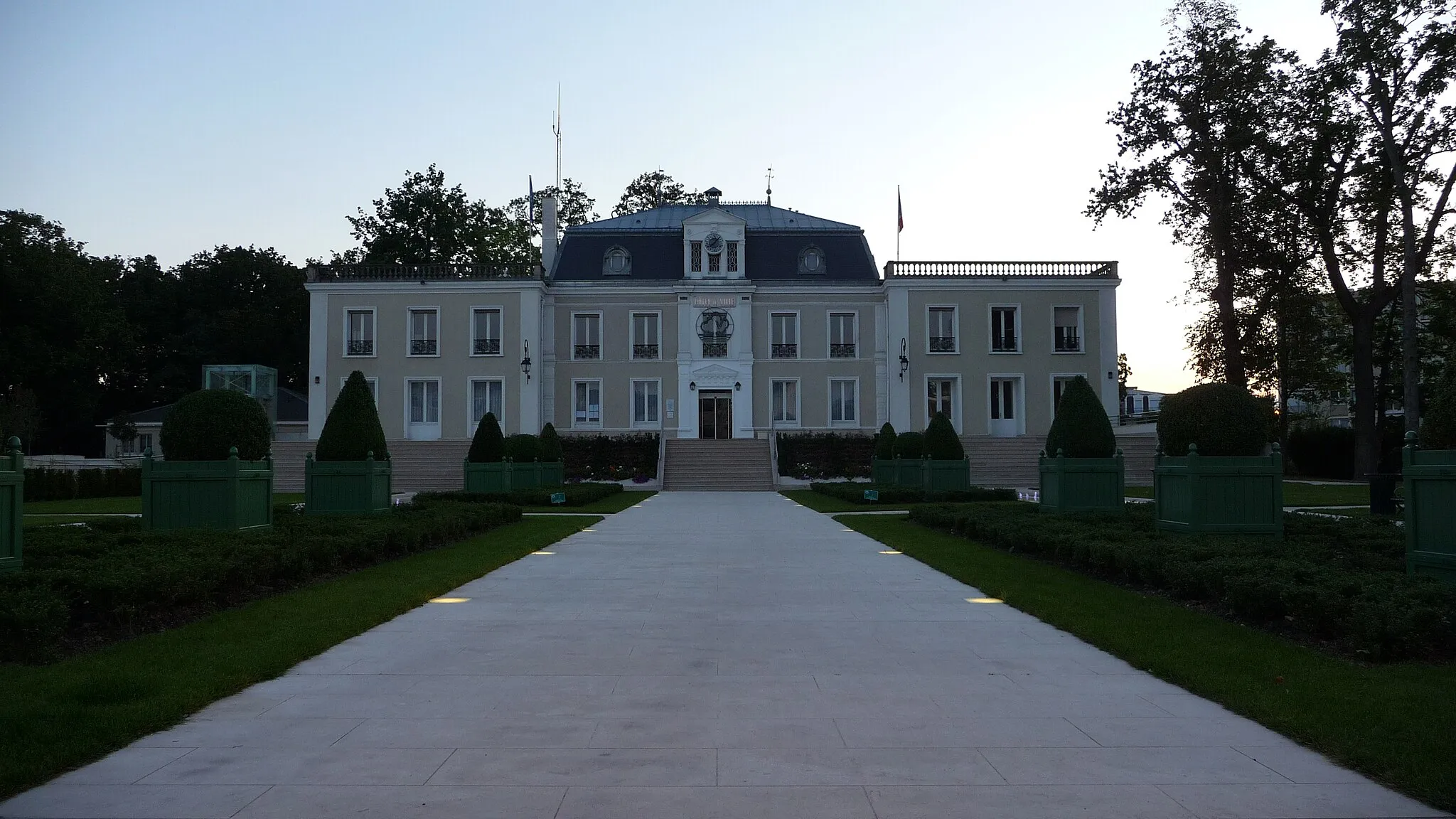 Photo showing: City Hall of Le Plessis-Trévise, France.