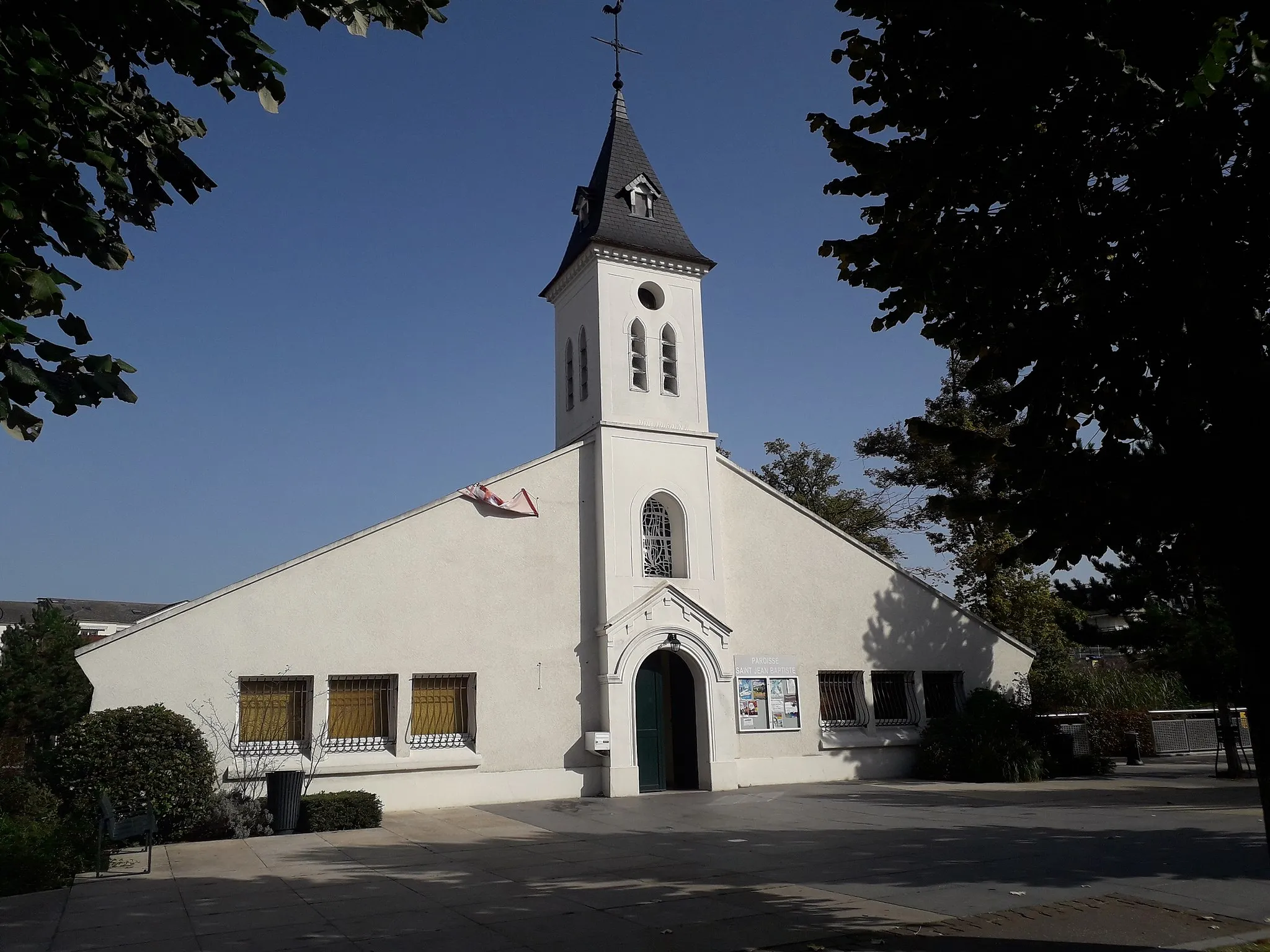 Photo showing: Vue de la façade de l'église paroissiale Saint Jean Baptiste, avenue Ardouin, Le Plessis-Trévise (Val-de-Marne, France).