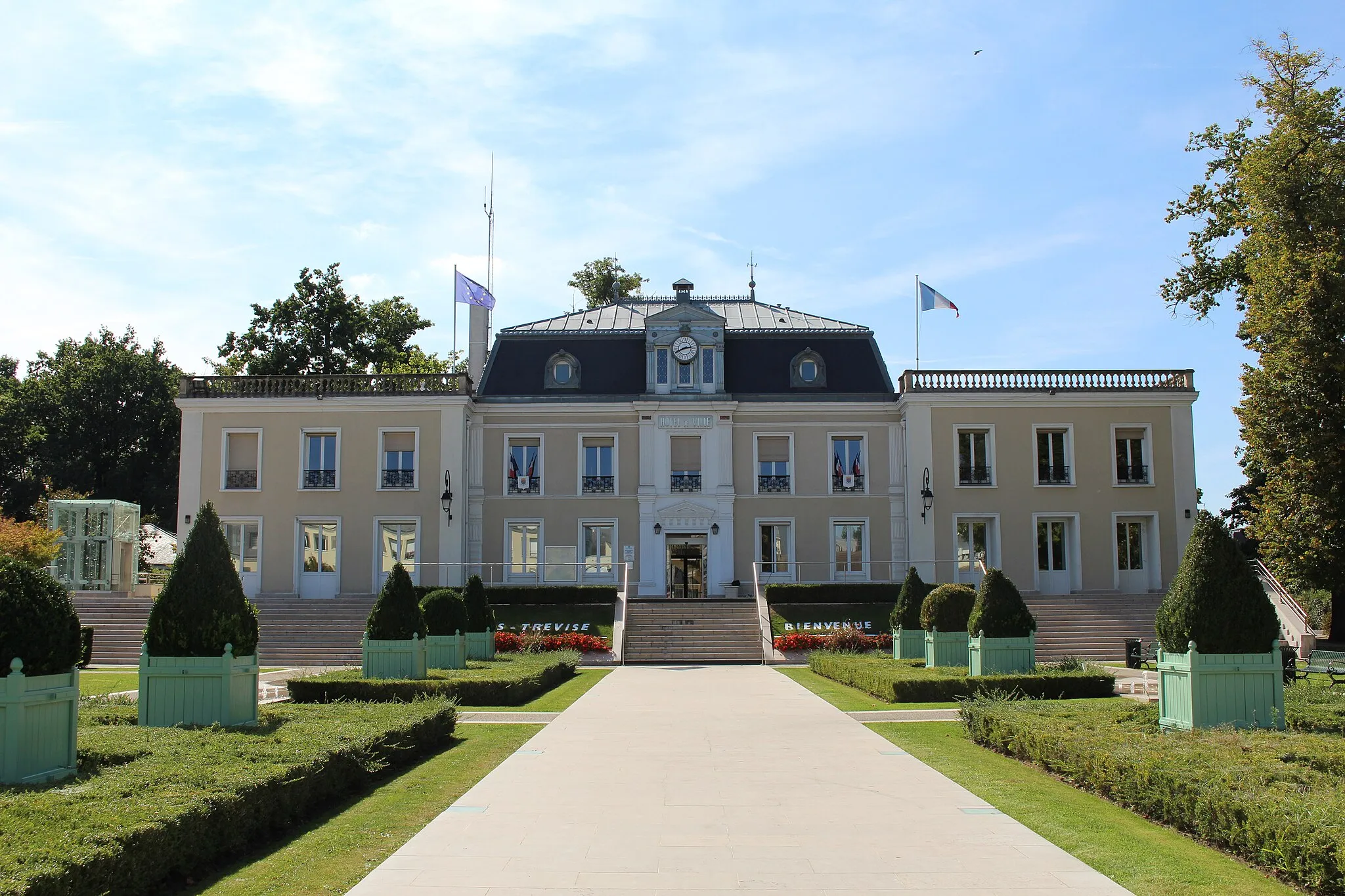 Photo showing: Hôtel de ville du Plessis-Trévise.