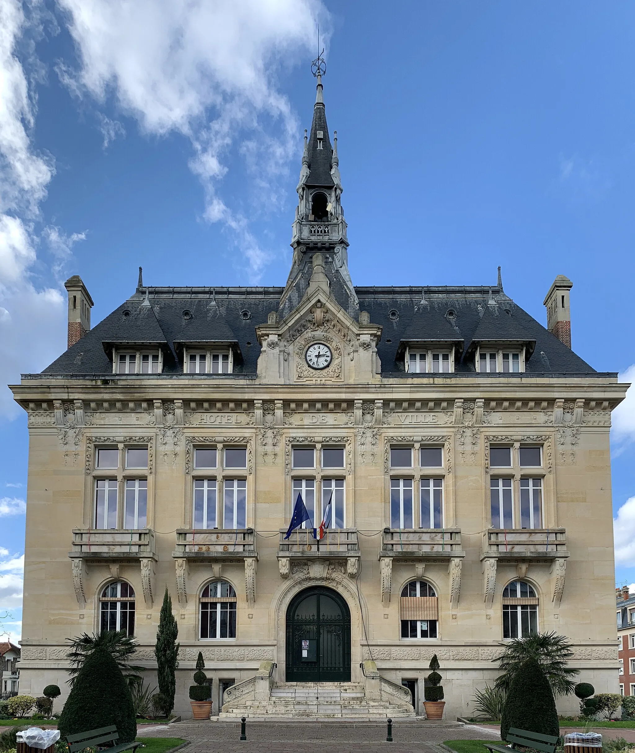 Photo showing: Town hall of Le Raincy in Seine-Saint-Denis, France.