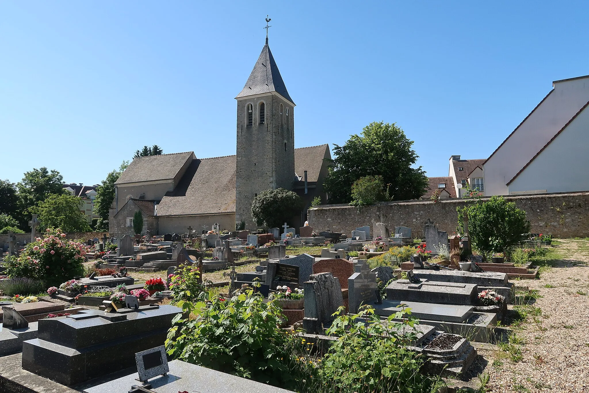 Photo showing: Cimetière Saint-Martin, derrière l'église du même nom, Les Clayes-sous-Bois (Yvelines).