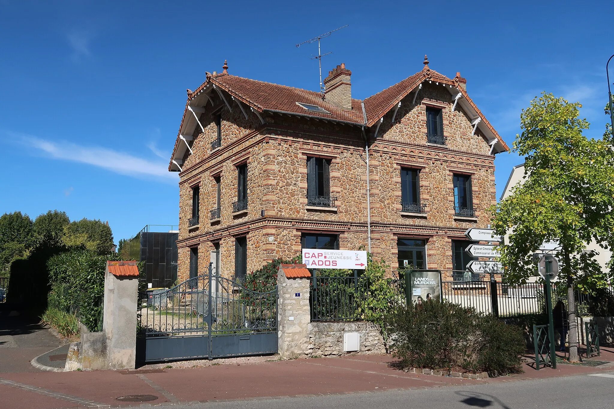 Photo showing: 1 rue Maurice-Jouet, Les Clayes-sous-Bois (Yvelines). Accueille Cap'Ados, espace municipal jeunesse 11-17 ans.