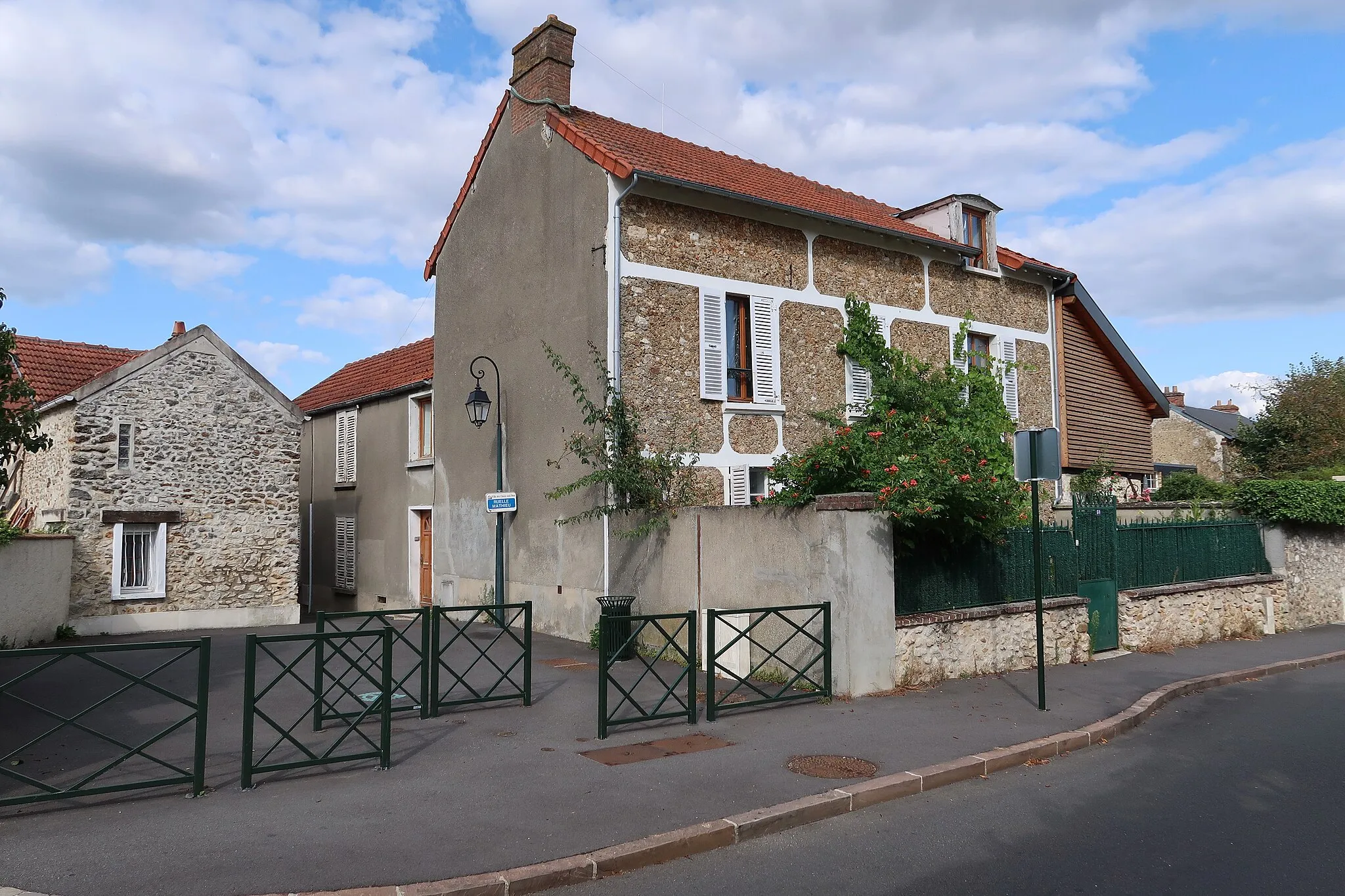 Photo showing: 40 rue Henri-Prou, Les Clayes-sous-Bois (Yvelines). Croisement avec la ruelle Mathieu.