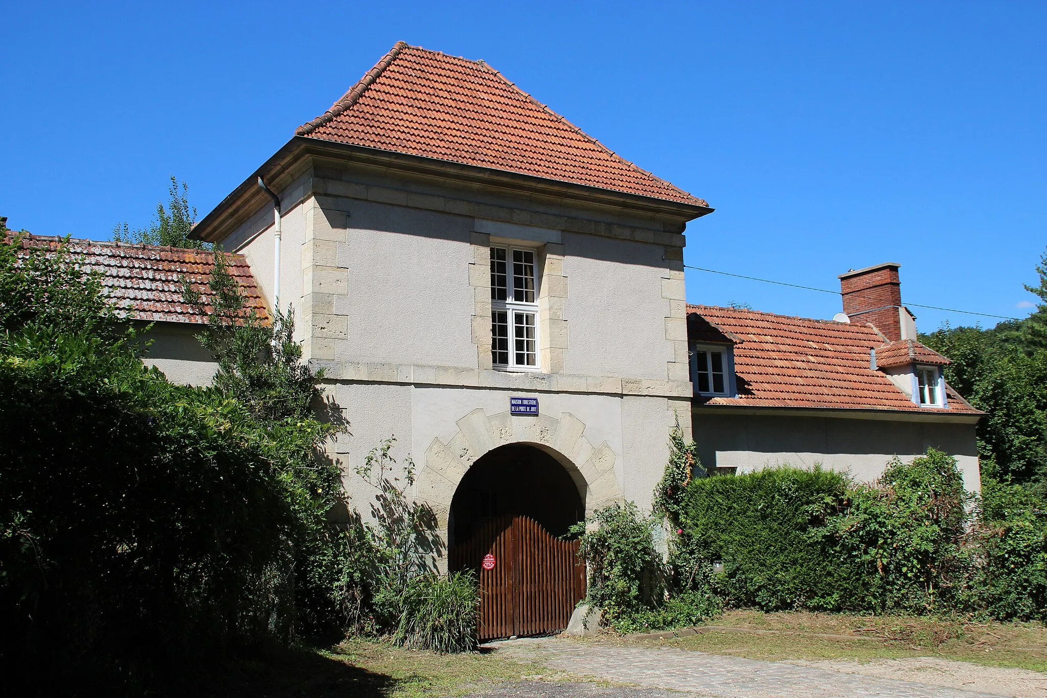 Photo showing: Porte de Jouy in Les Loges-en-Josas, France.