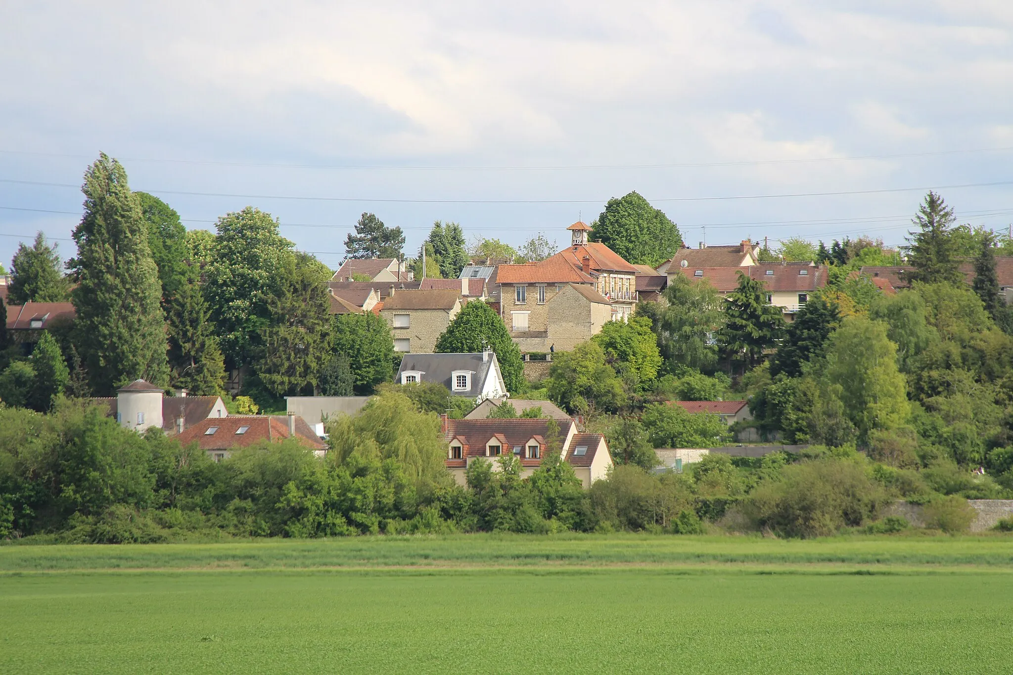 Photo showing: Vu du village de Chapet (avec sa mairie au centre) depuis un champ au nord de celui-ci