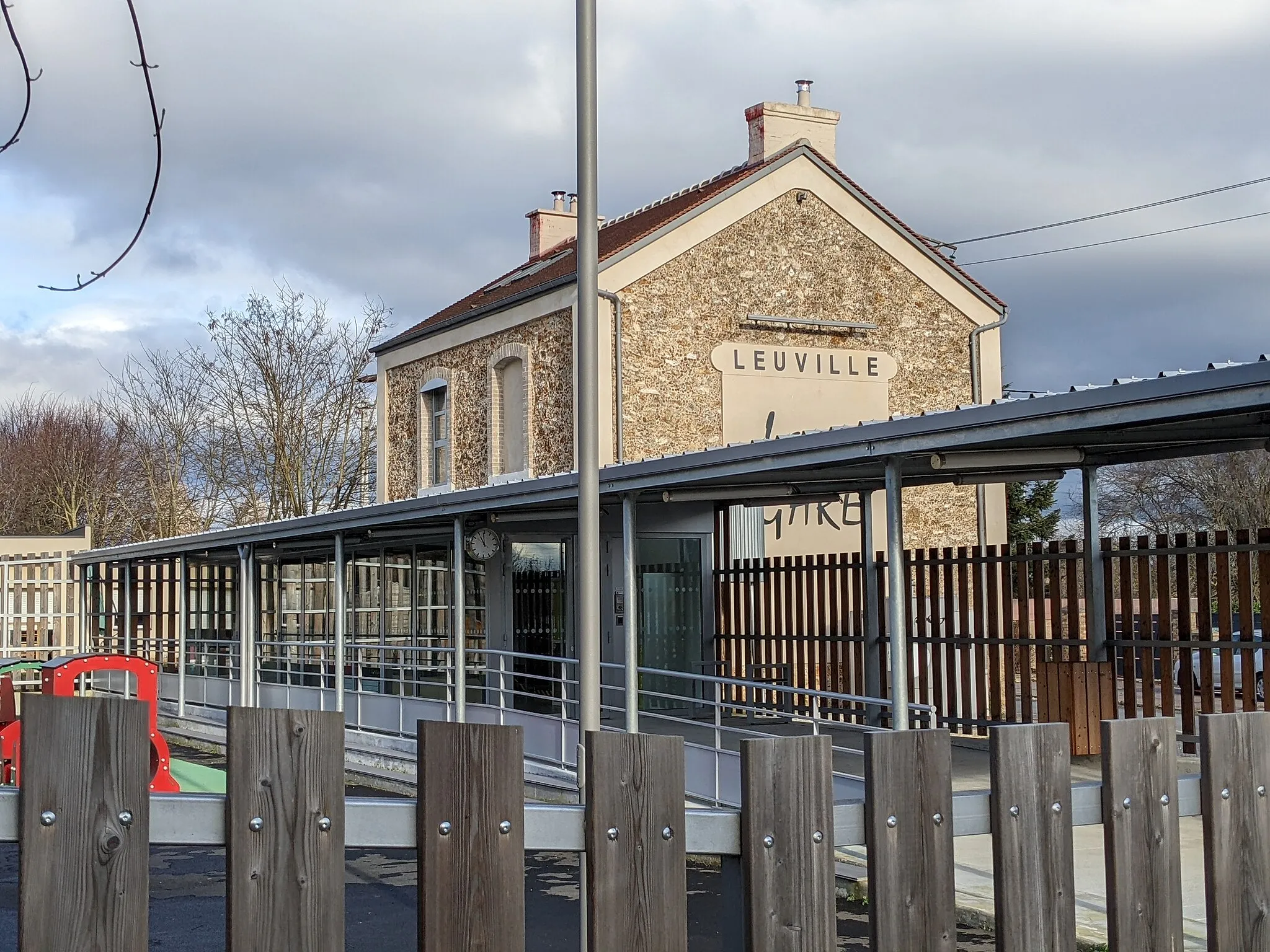Photo showing: Ancienne gare de Leuville de l'Arpajonnais, en février 2022.