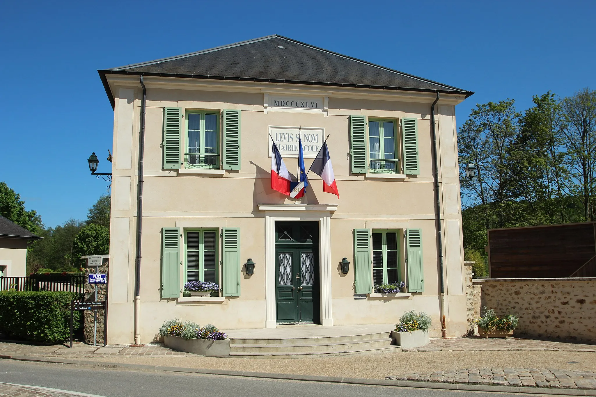 Photo showing: View of the town hall and its park in Lévis-Saint-Nom, France.