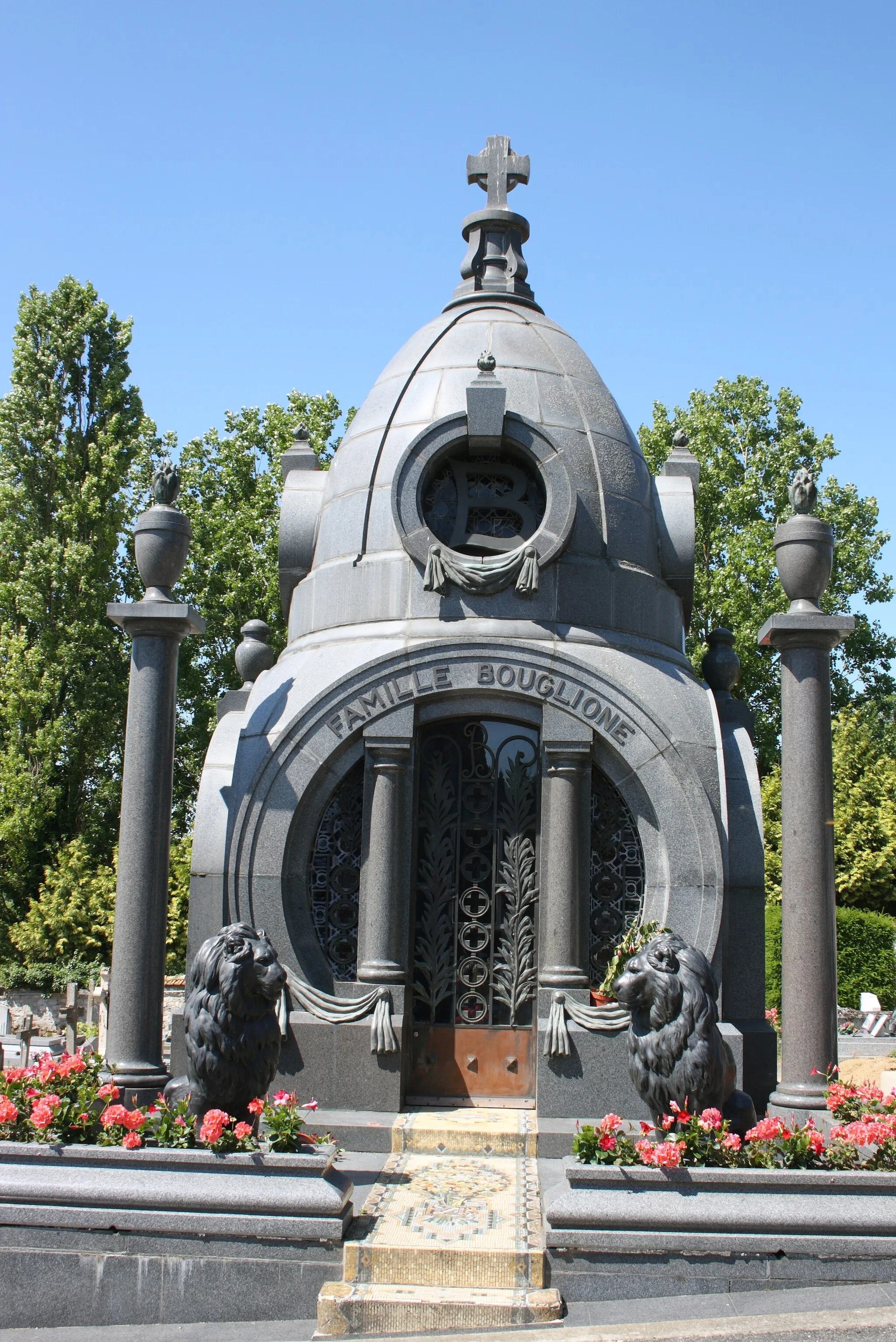 Photo showing: Friedhof in Lizy-sur-Ourcq, Grabkapelle der Zirkusfamilie Bouglione