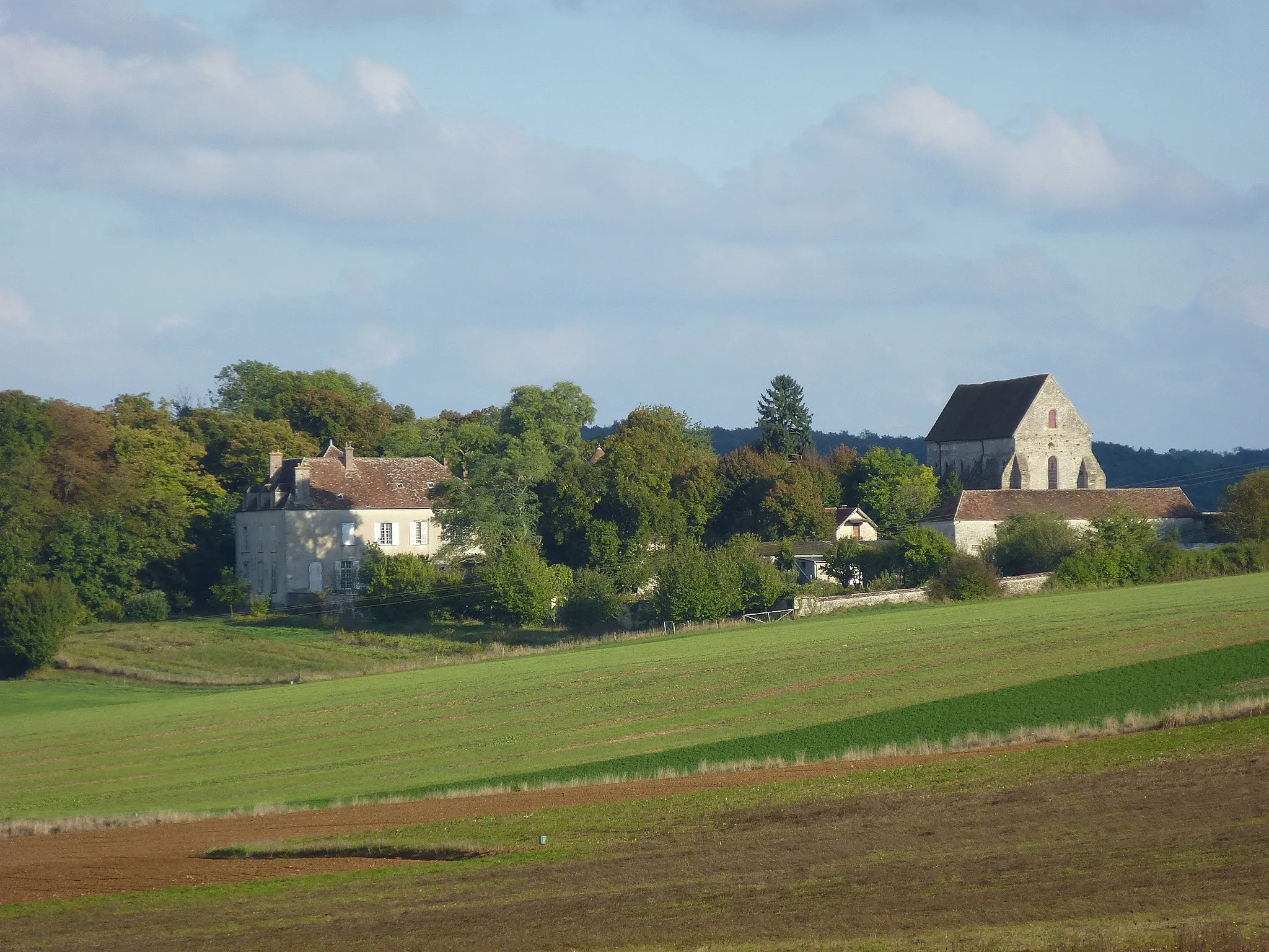 Photo showing: Le château de Lourps et sa chapelle seigneuriale. (commune de Longueville, département de la Seine et Marne, région Île-de-France).