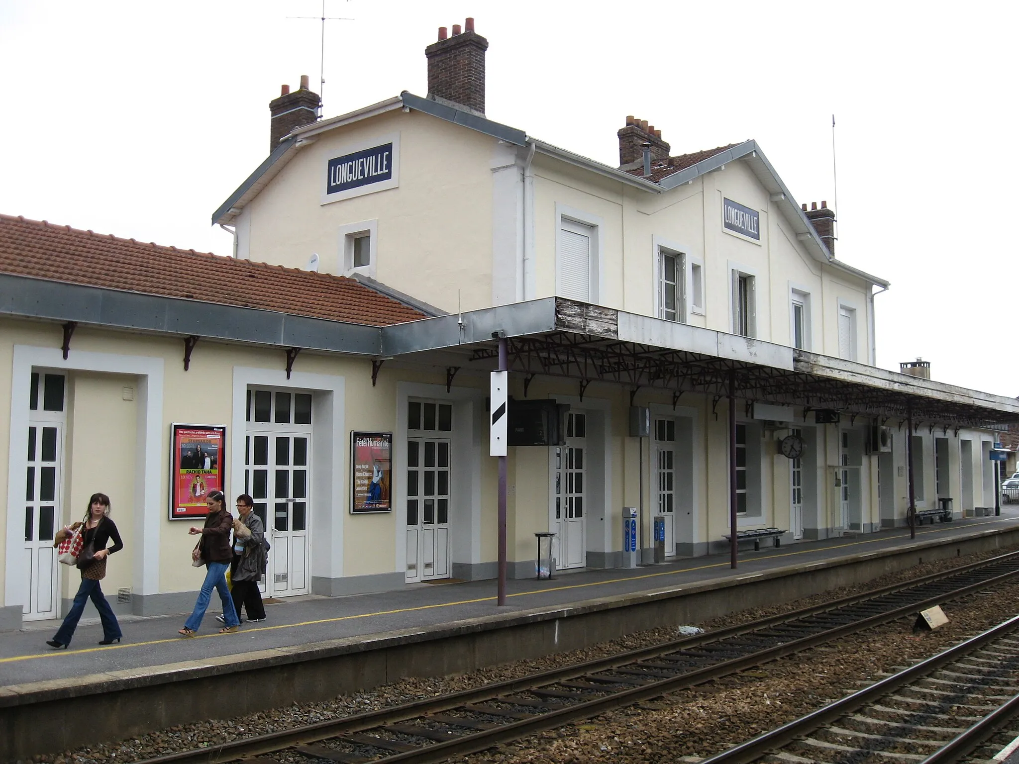 Photo showing: Longueville station on mainline to Basel and the Francilien P-line.