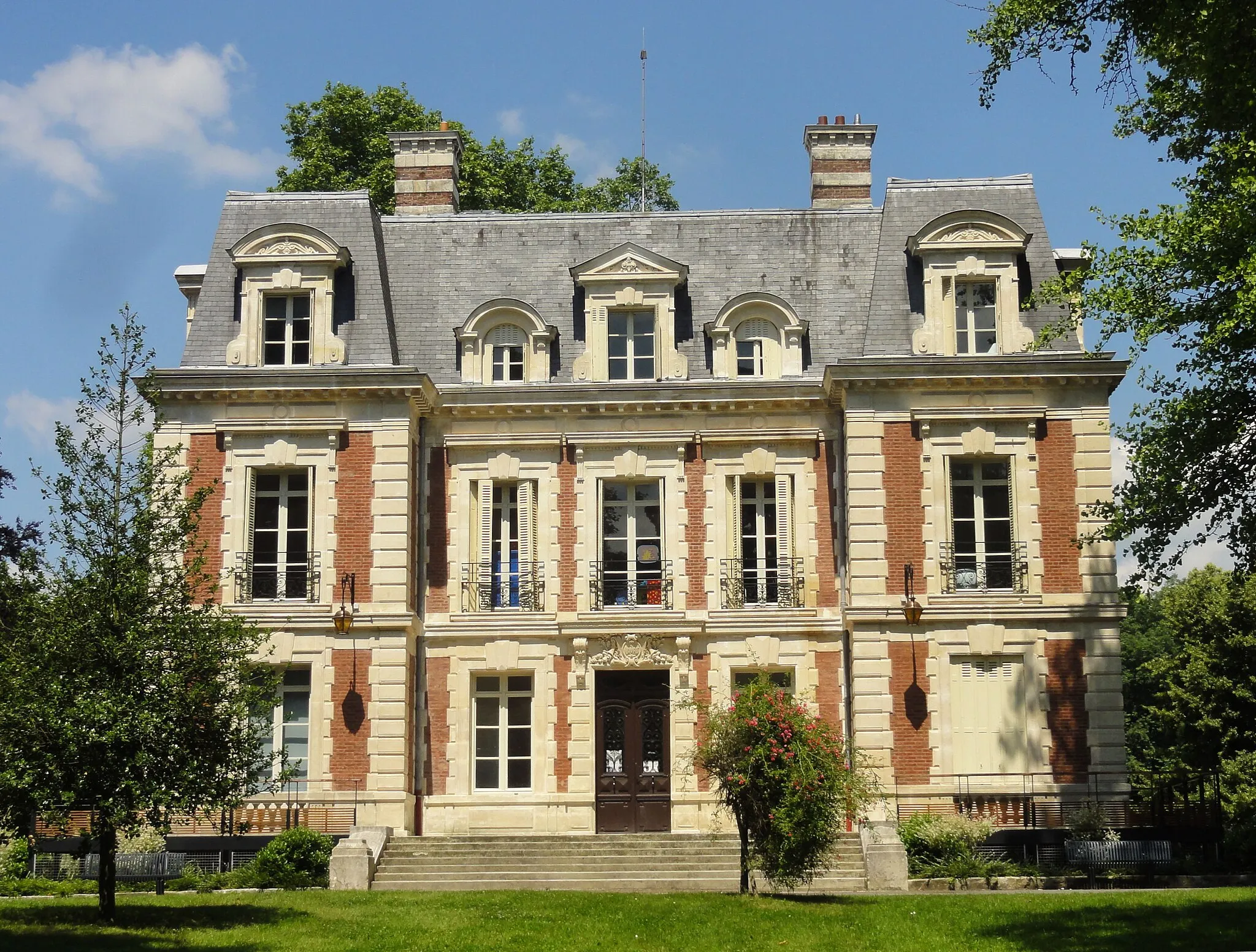 Photo showing: Maison des services dit le château.