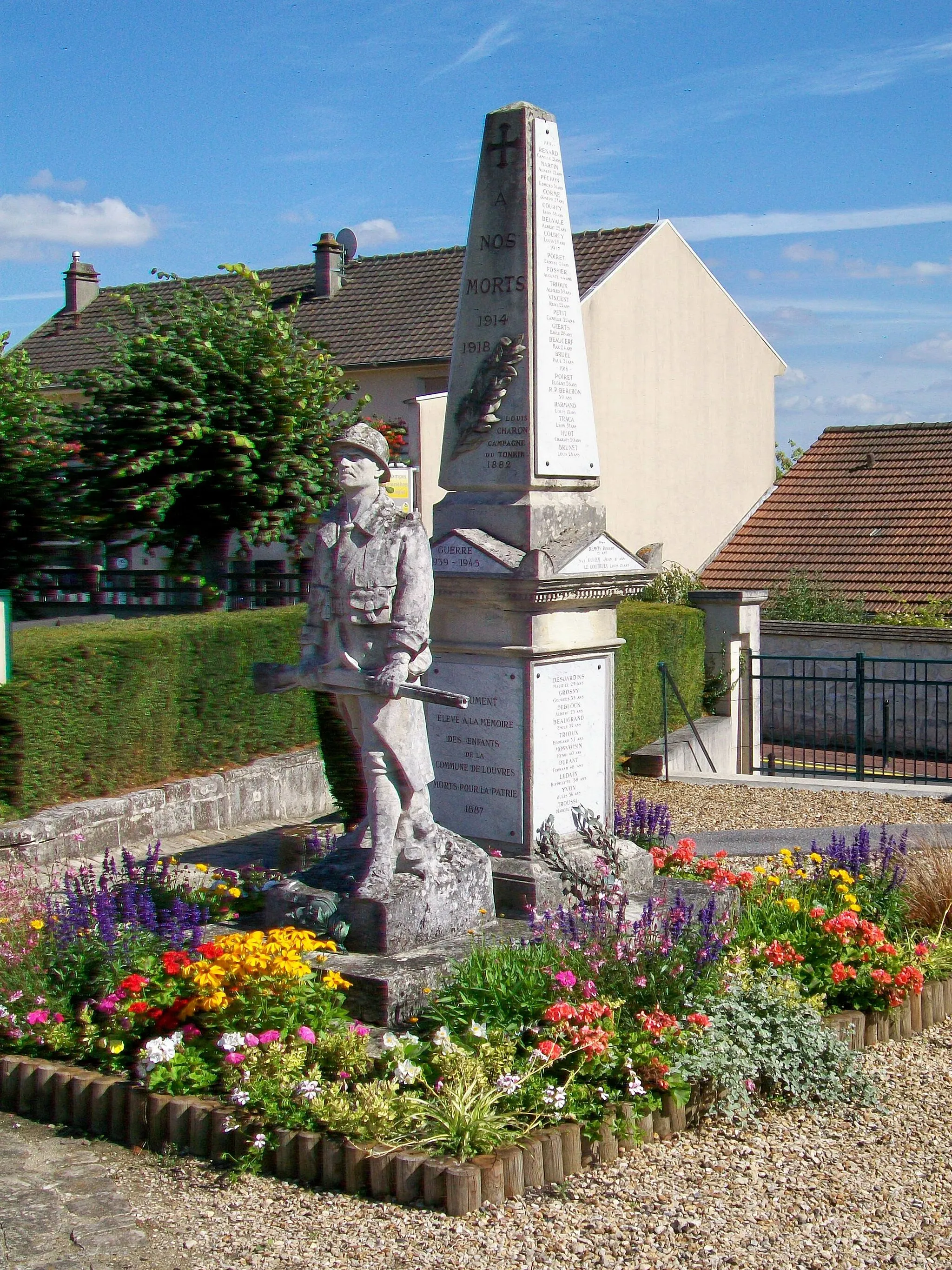 Photo showing: Le monument aux morts de 1887, avec statue de 1920, au cimetière, rue de Villeron.